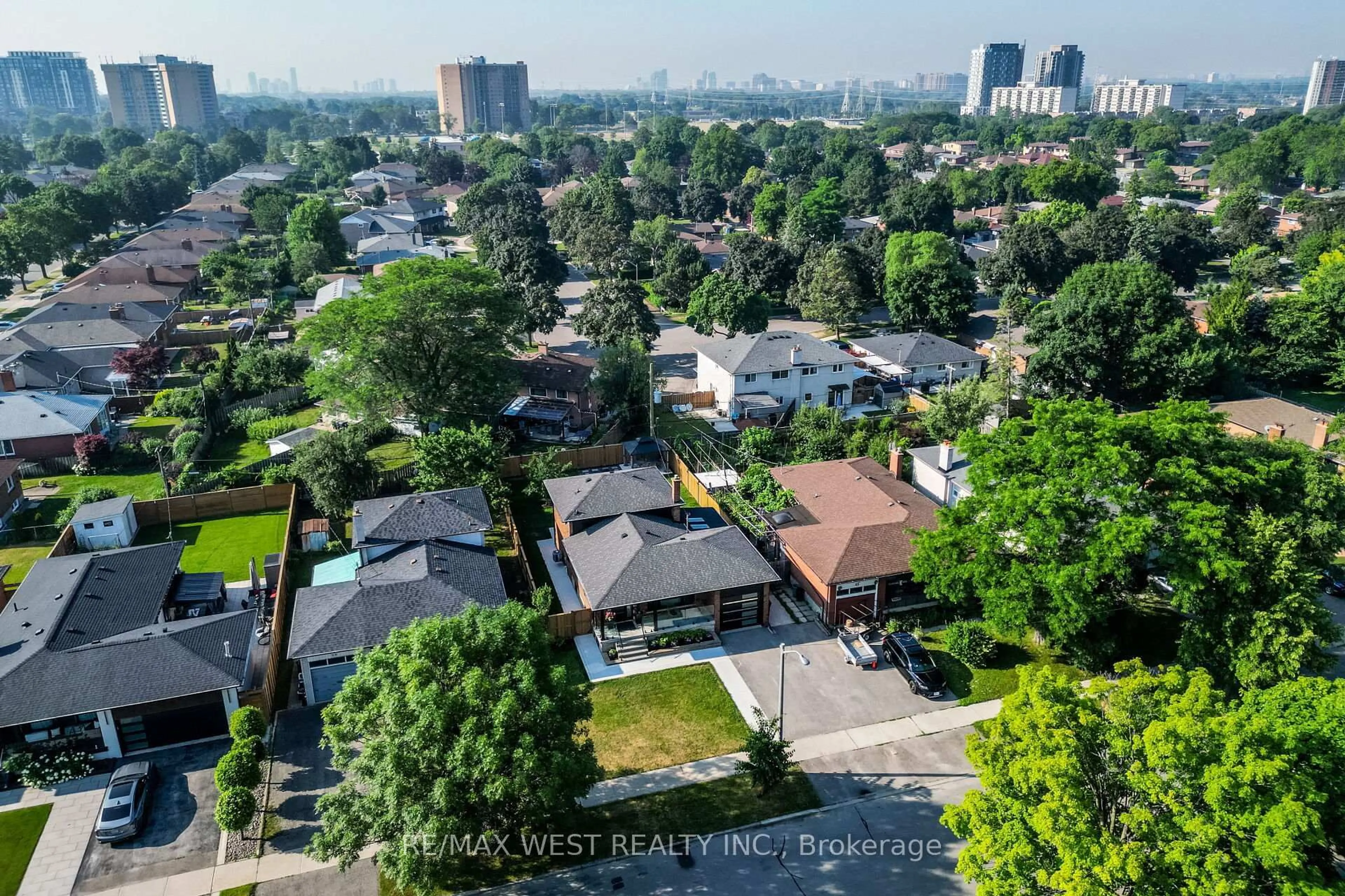 A pic from outside/outdoor area/front of a property/back of a property/a pic from drone, city buildings view from balcony for 41 Ladbrooke Rd, Toronto Ontario M9R 2B1