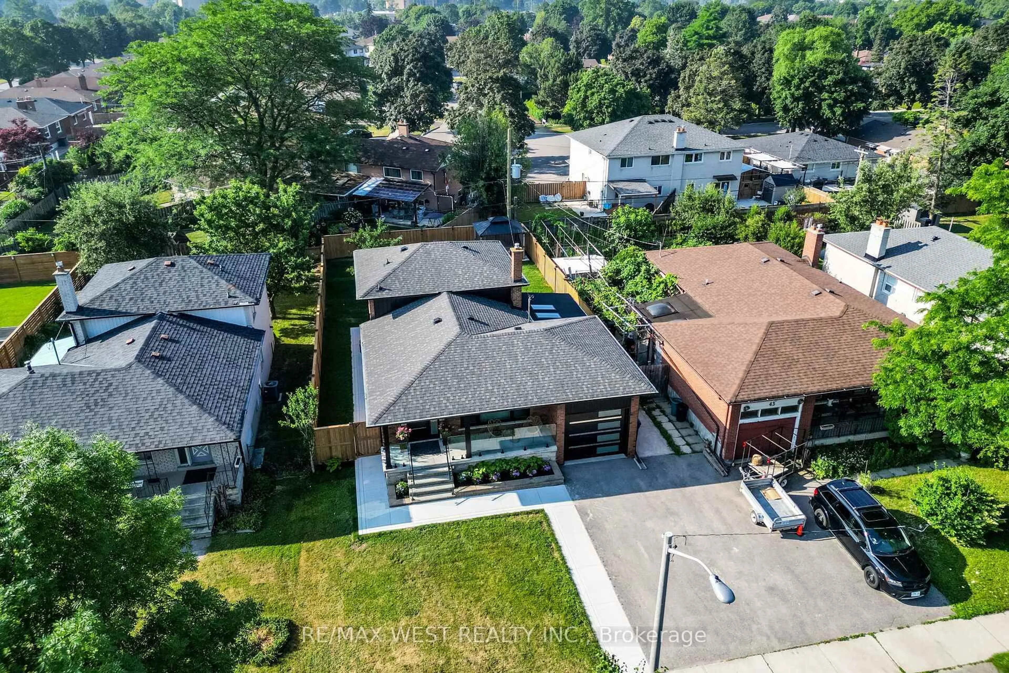 A pic from outside/outdoor area/front of a property/back of a property/a pic from drone, street for 41 Ladbrooke Rd, Toronto Ontario M9R 2B1