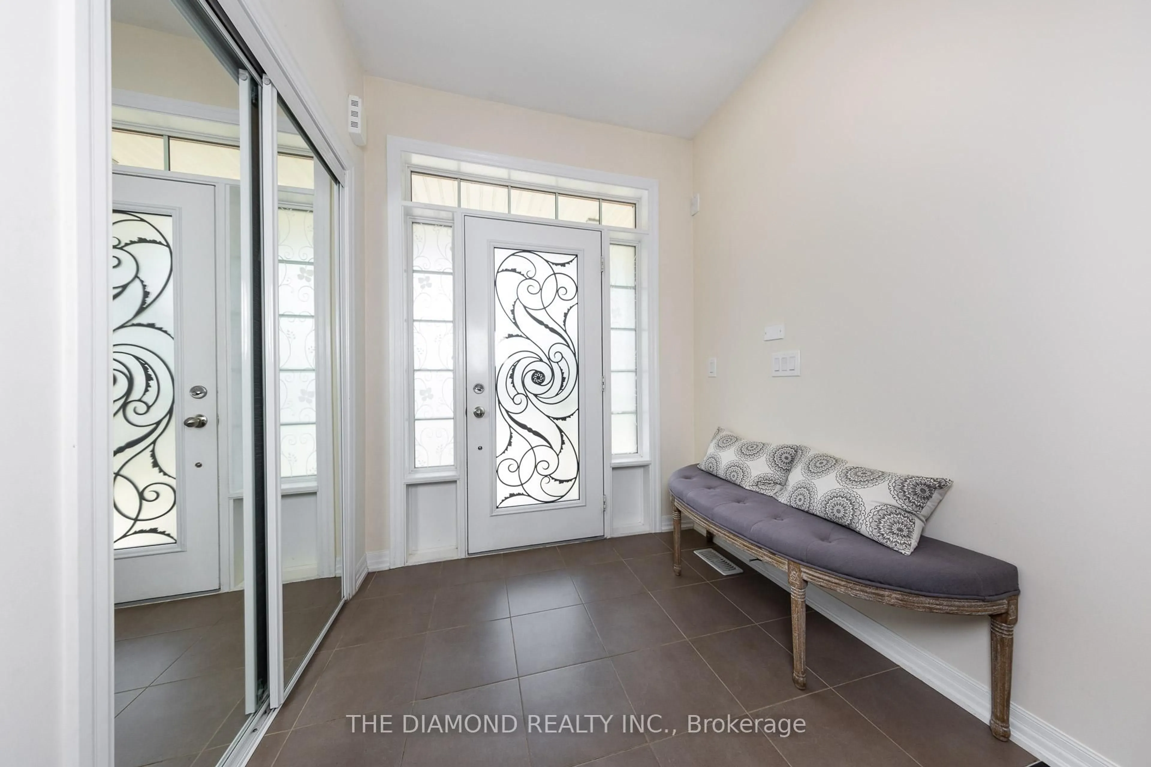Indoor entryway for 21 Aird Crt, Milton Ontario L9T 3Y1