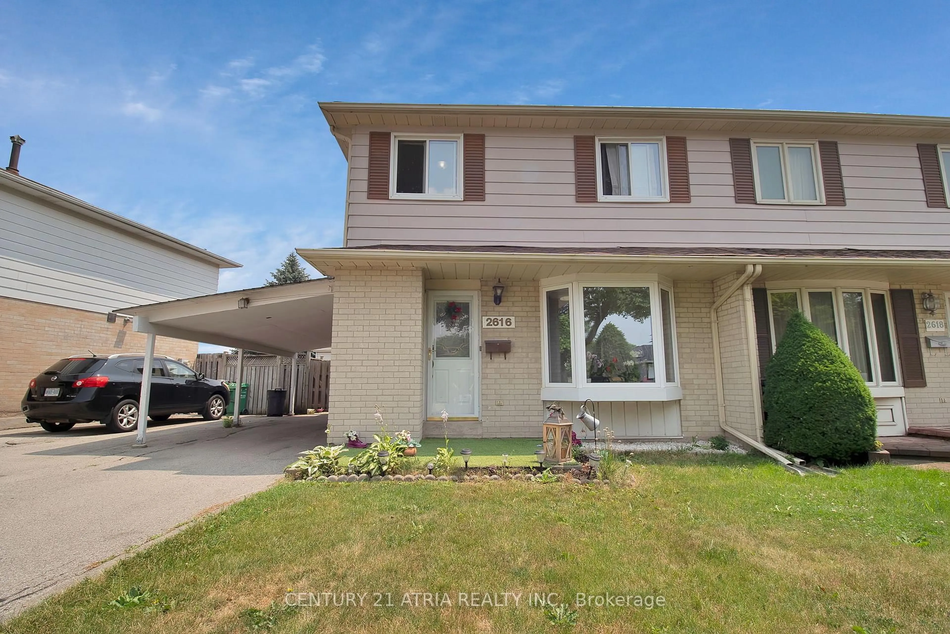 Home with vinyl exterior material, street for 2616 Widemarr Rd, Mississauga Ontario L5J 1M3