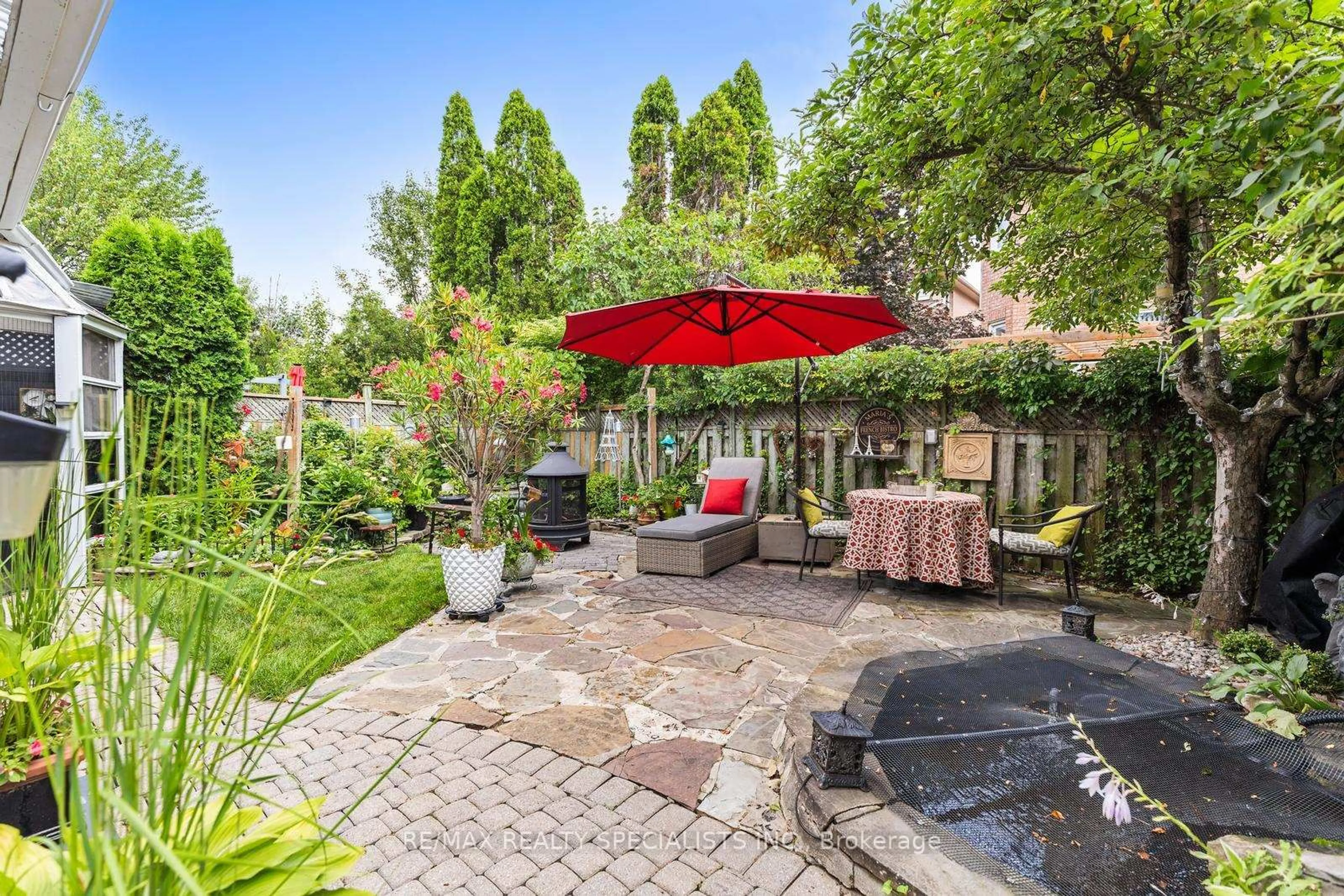 Patio, street for 3856 Cedar Hedge Rise, Mississauga Ontario L5N 6X2