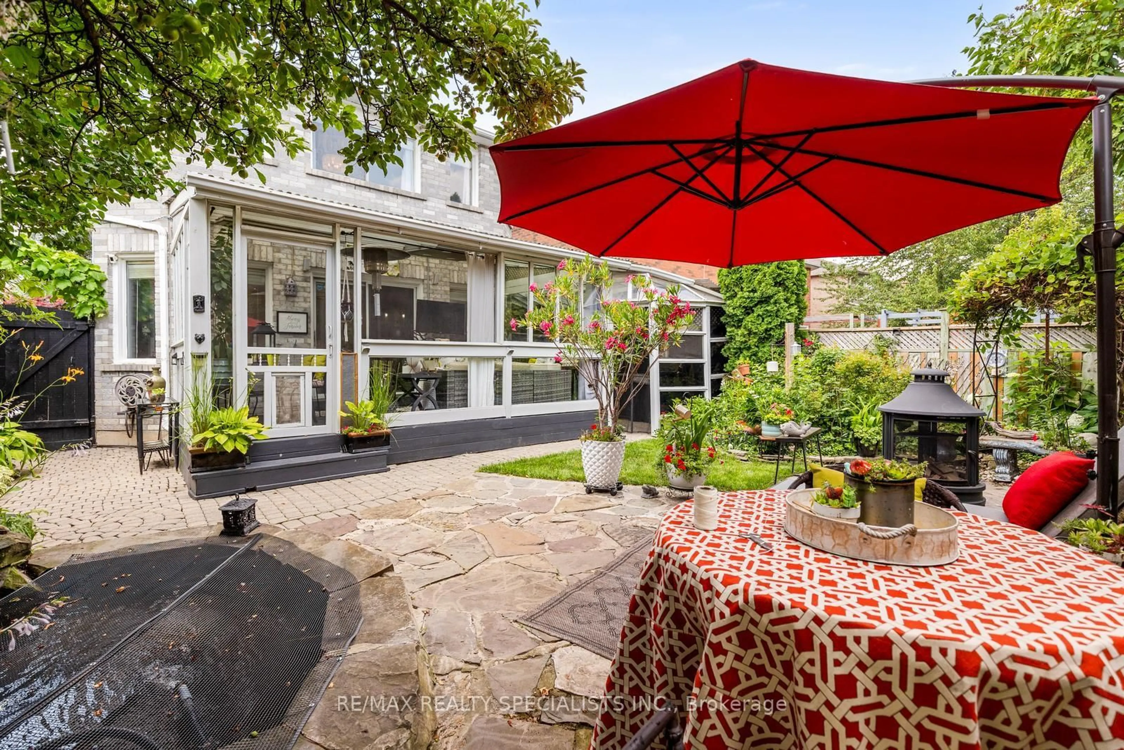 Patio, street for 3856 Cedar Hedge Rise, Mississauga Ontario L5N 6X2