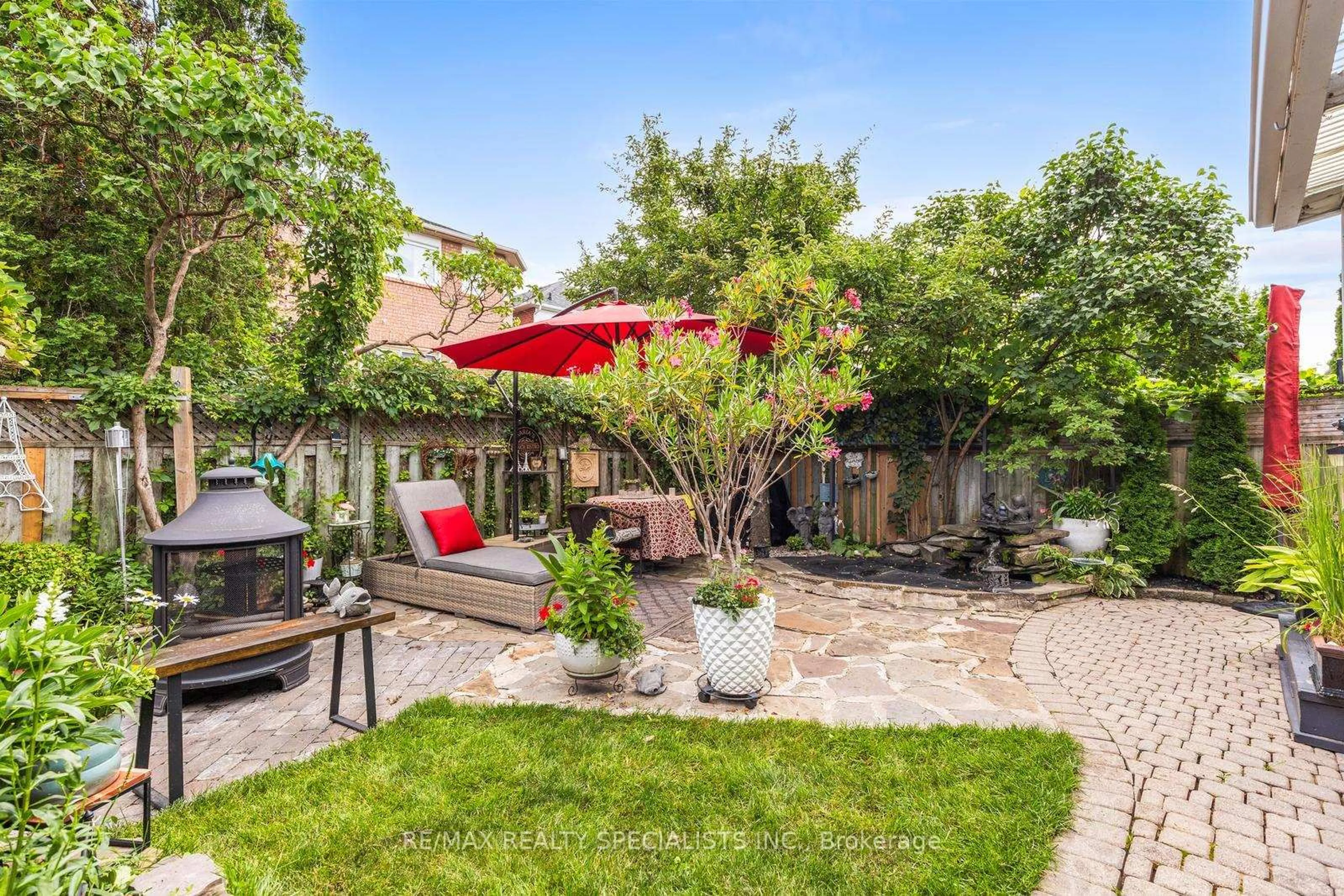 Patio, street for 3856 Cedar Hedge Rise, Mississauga Ontario L5N 6X2