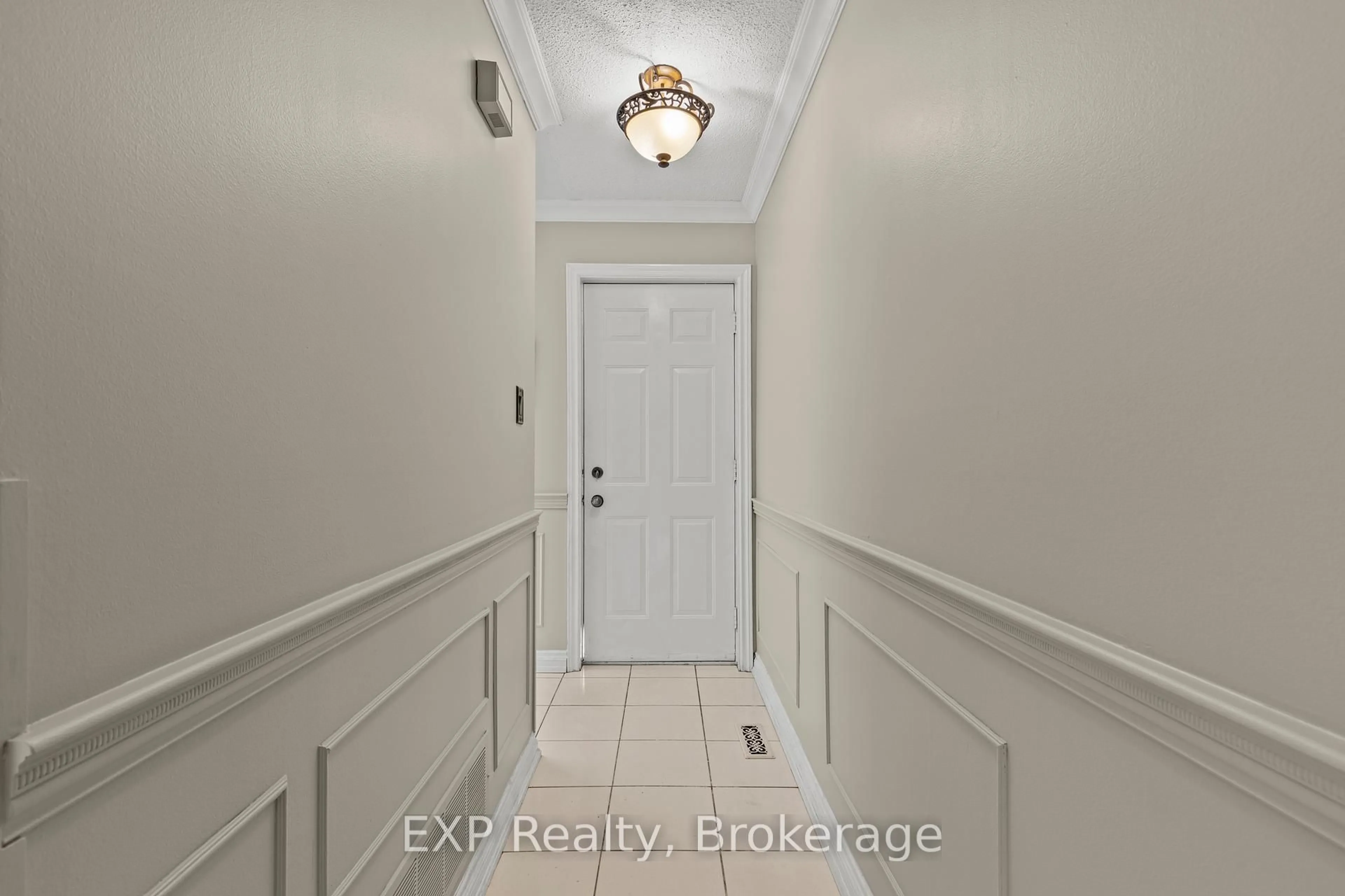 Indoor entryway for 2205 South Millway #82, Mississauga Ontario L5L 3T2