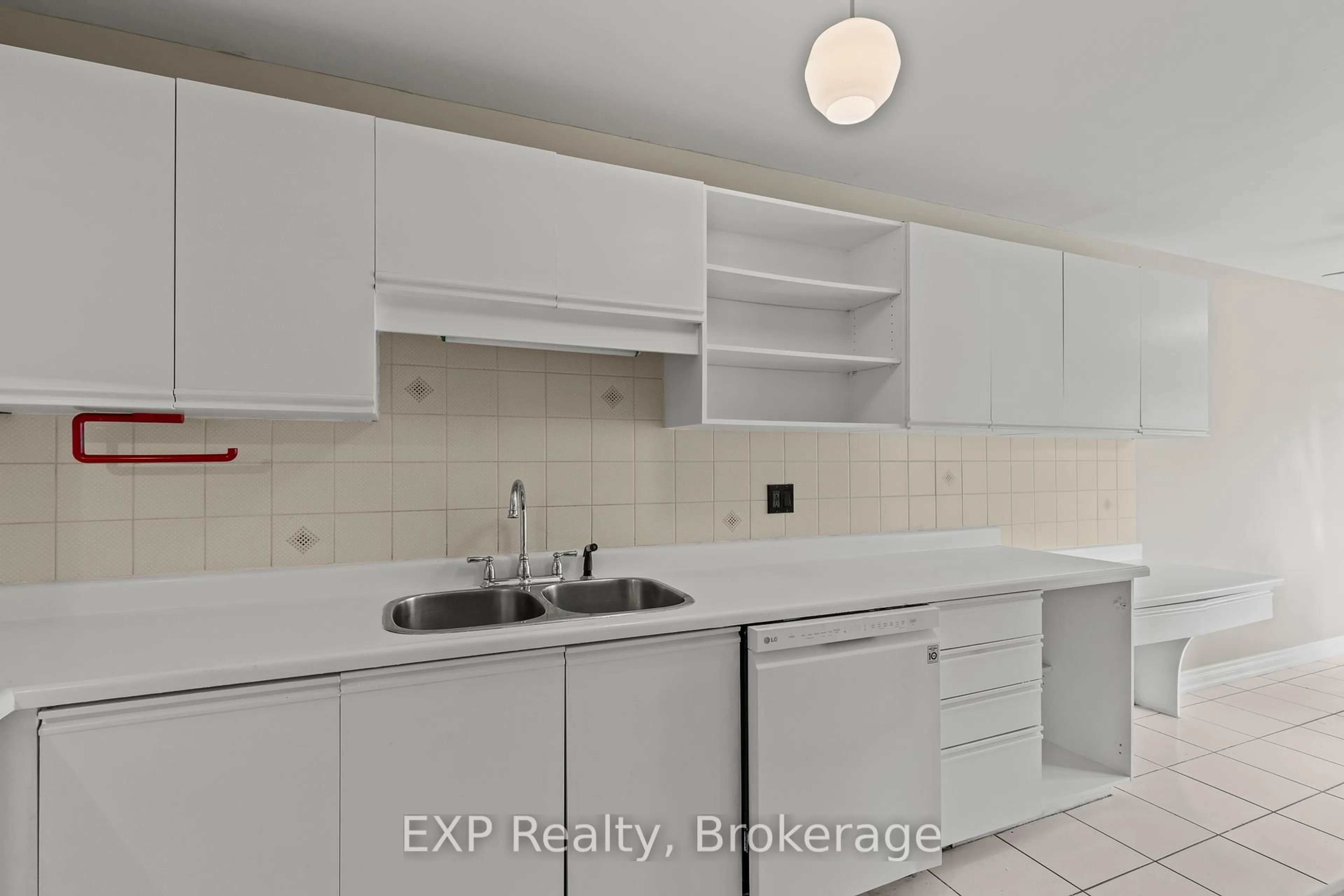 Standard kitchen, ceramic/tile floor for 2205 South Millway #82, Mississauga Ontario L5L 3T2