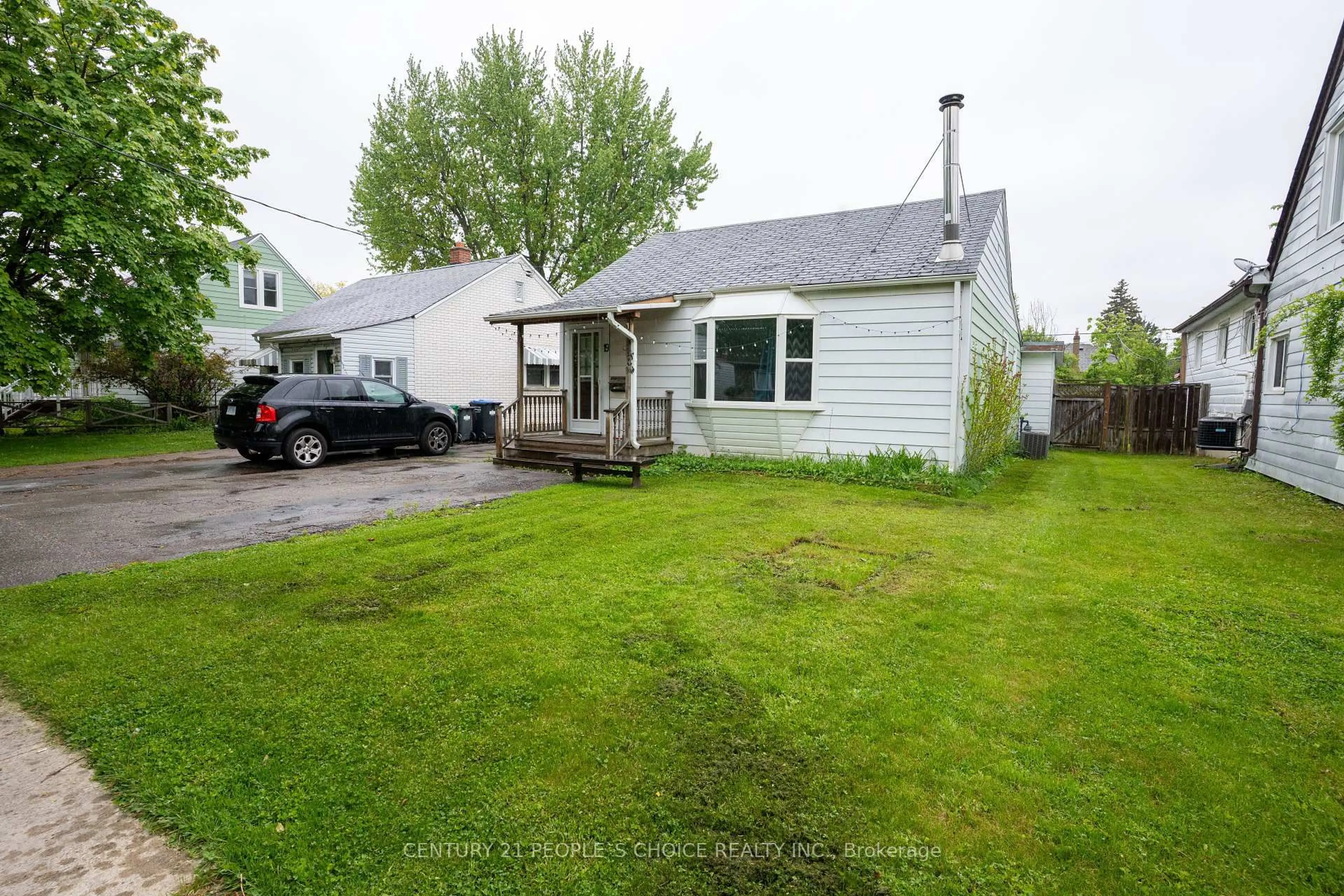 A pic from outside/outdoor area/front of a property/back of a property/a pic from drone, street for 19 Sunset Blvd, Brampton Ontario L1X 1W7
