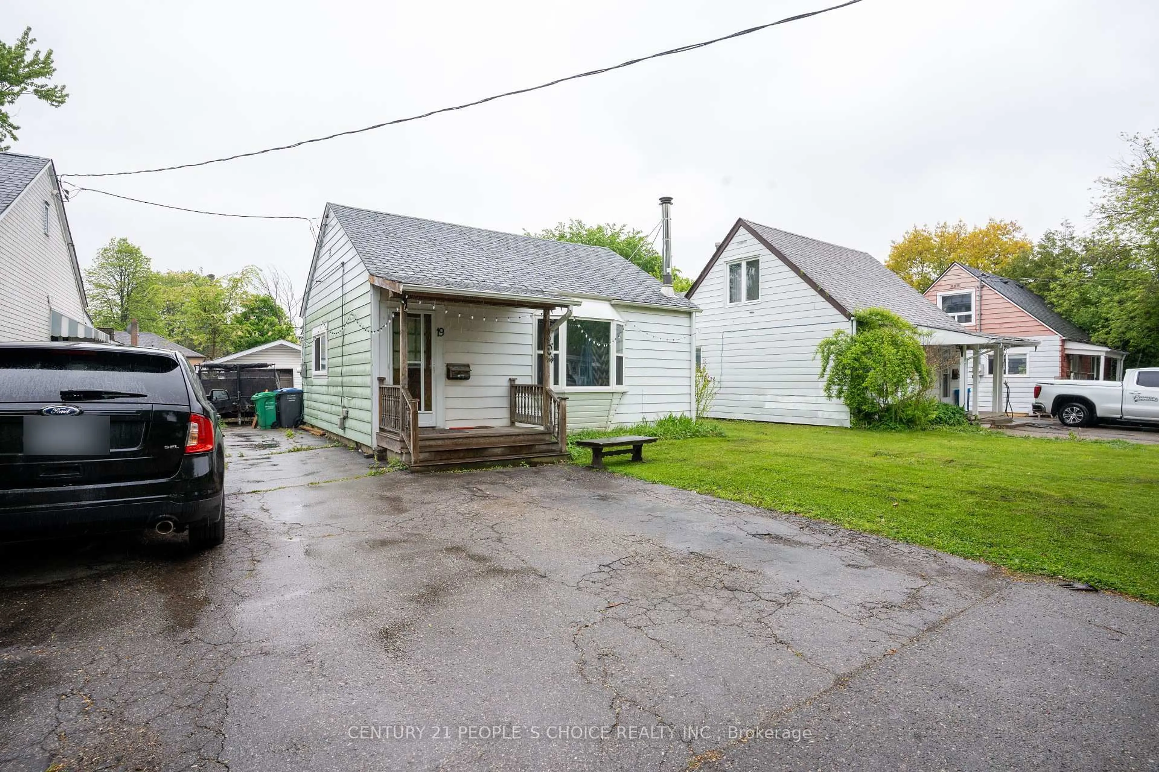 A pic from outside/outdoor area/front of a property/back of a property/a pic from drone, street for 19 Sunset Blvd, Brampton Ontario L1X 1W7
