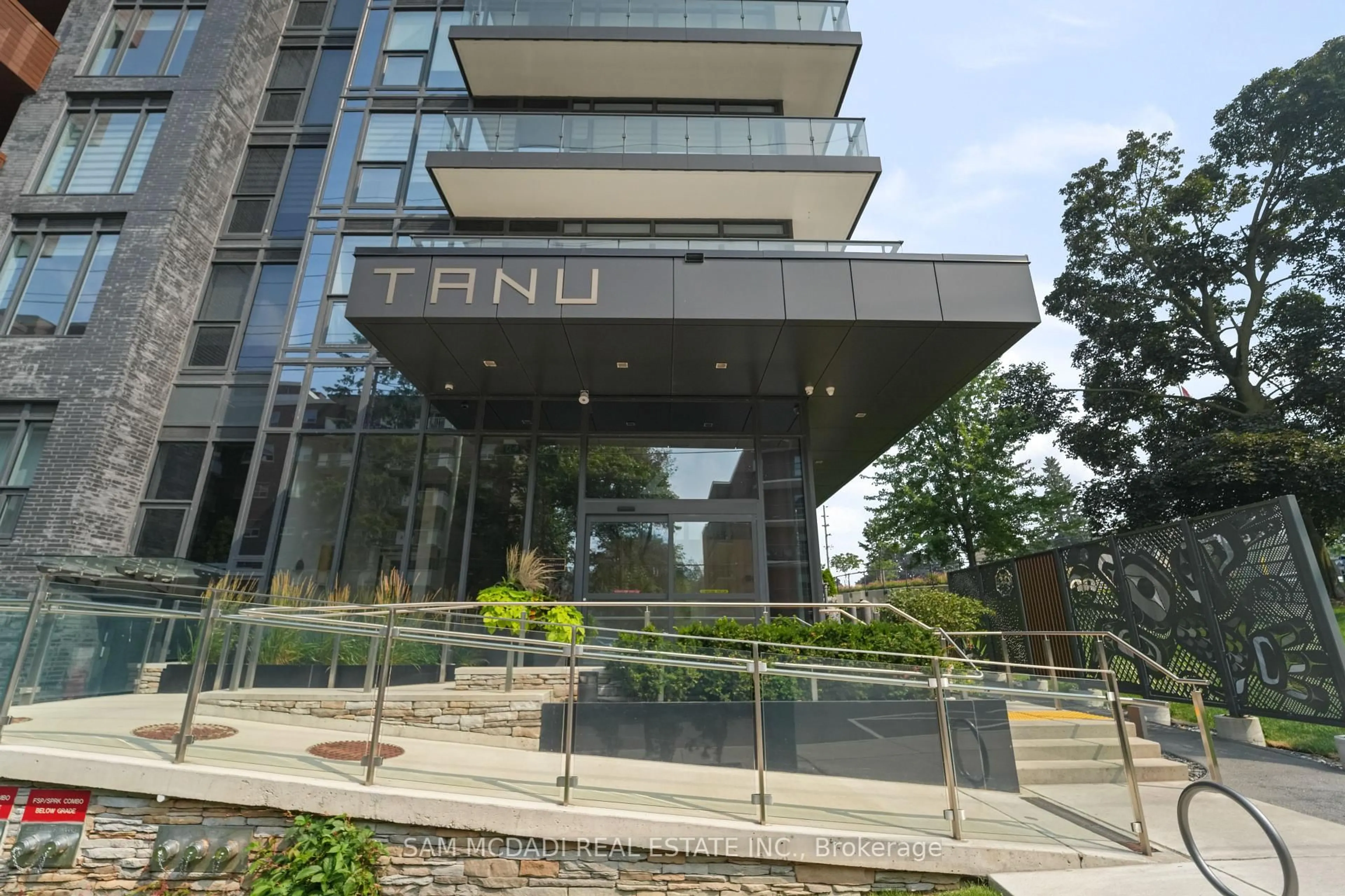 Patio, building for 21 PARK St #815, Mississauga Ontario L5G 1L7