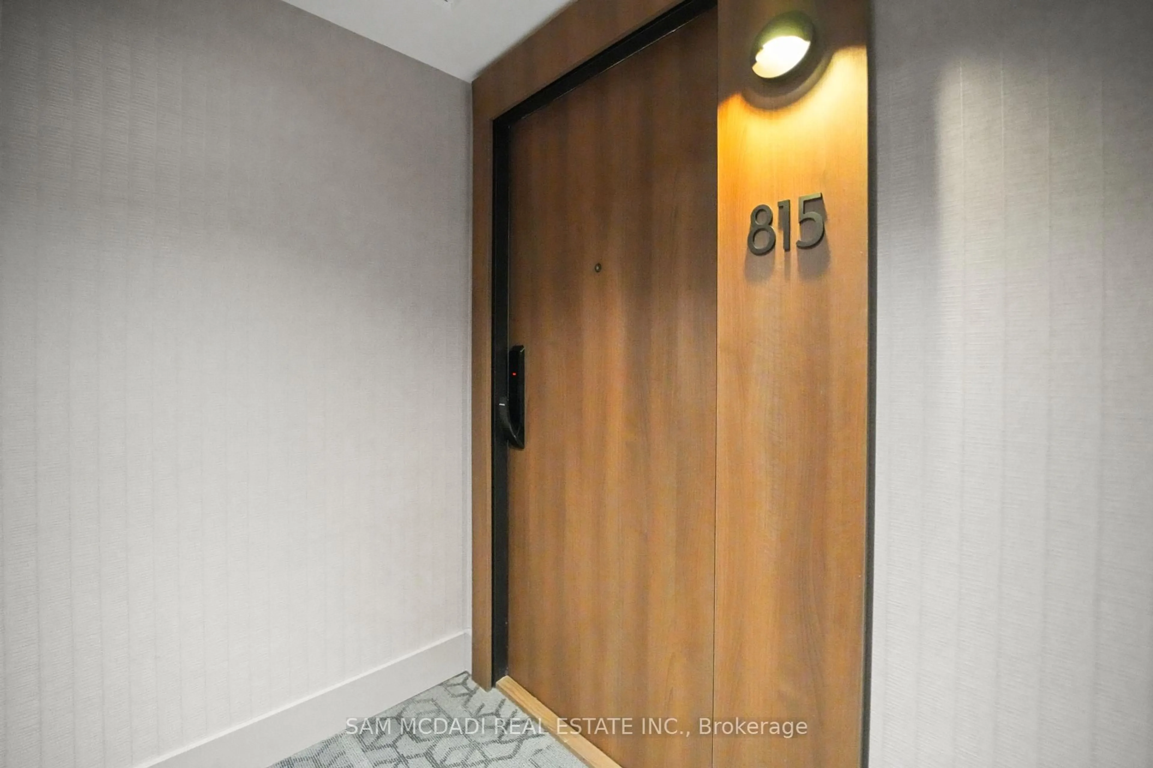 Indoor entryway for 21 PARK St #815, Mississauga Ontario L5G 1L7
