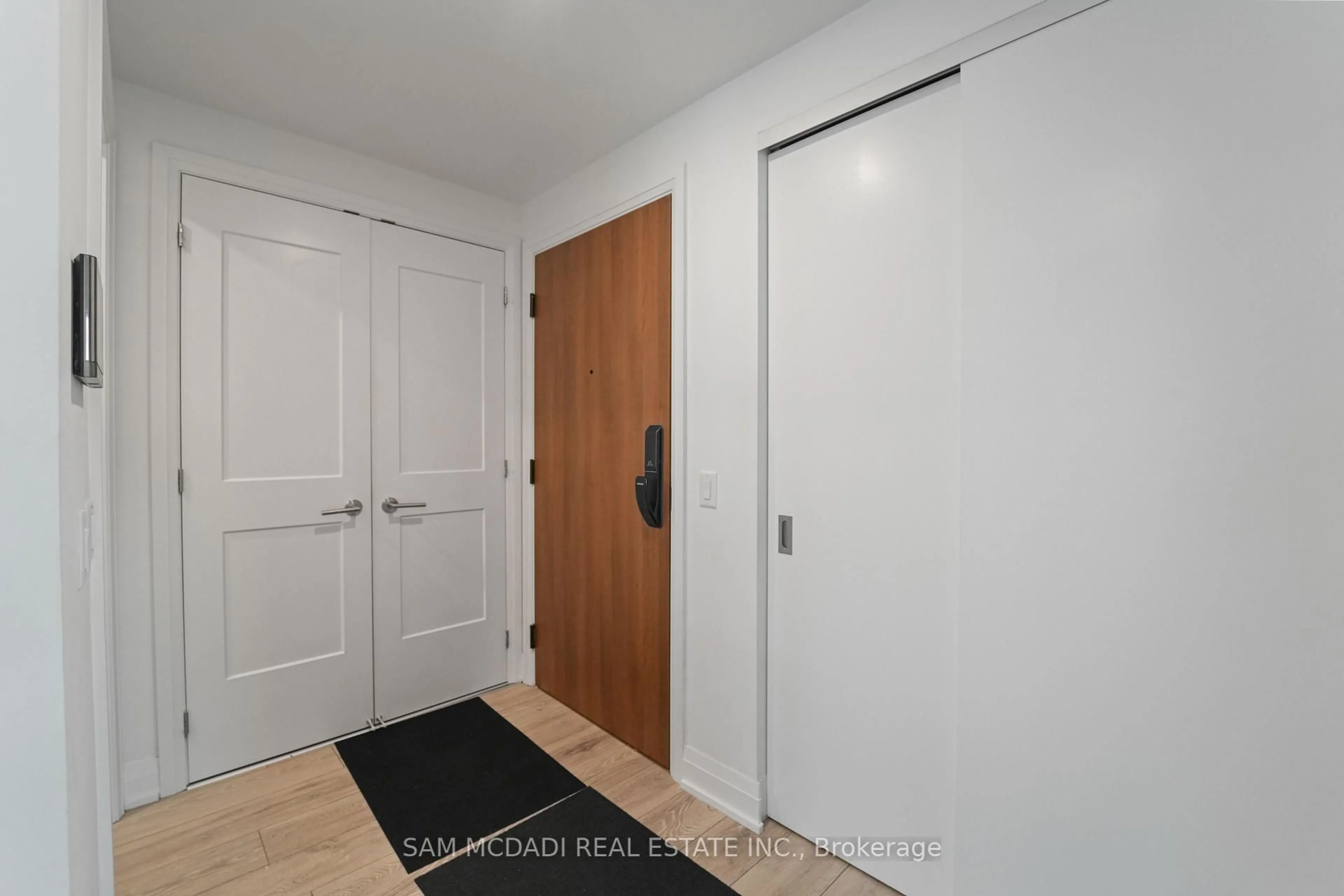Indoor entryway for 21 PARK St #815, Mississauga Ontario L5G 1L7