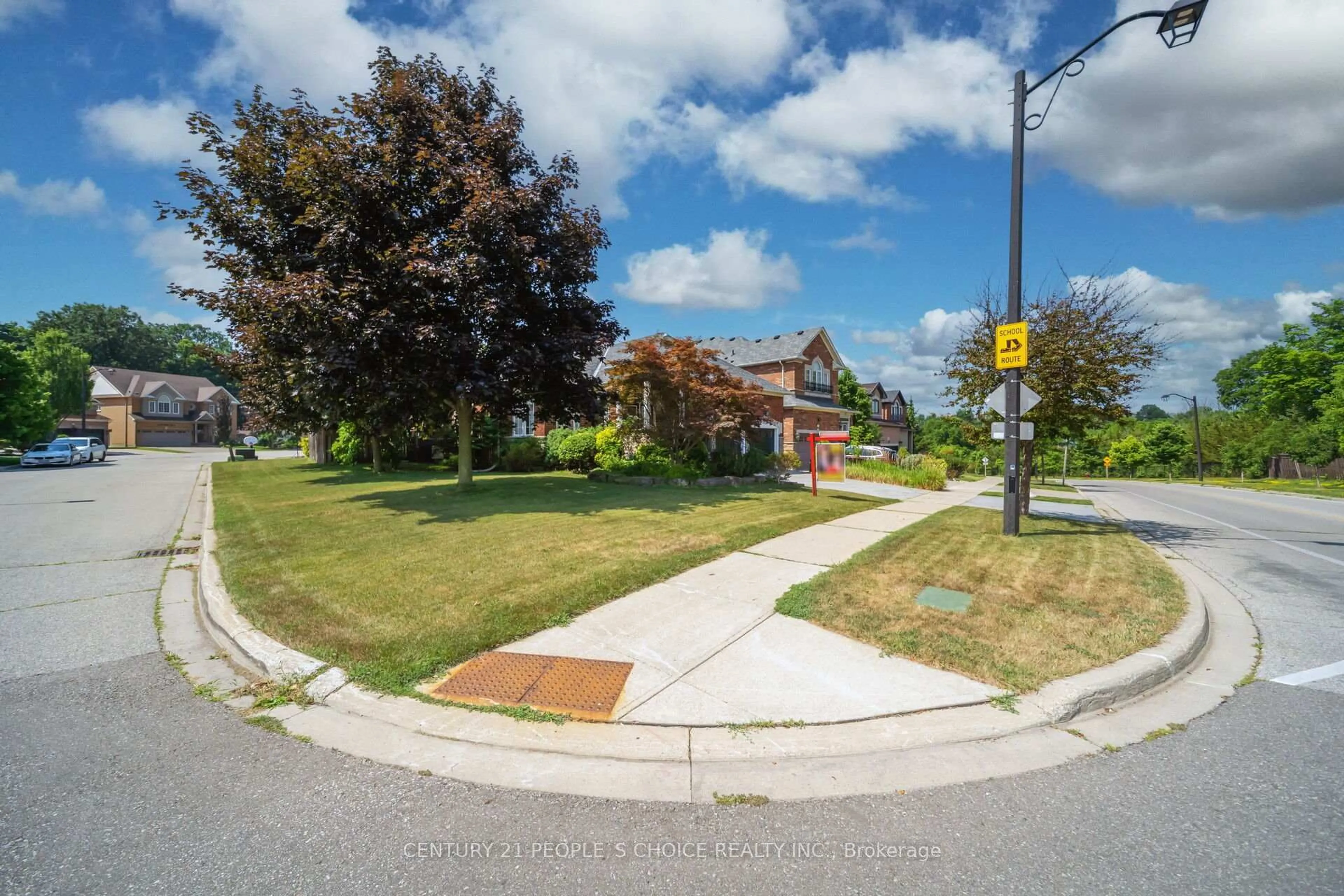 A pic from outside/outdoor area/front of a property/back of a property/a pic from drone, street for 944 Sombrero Way, Mississauga Ontario L5W 1S9