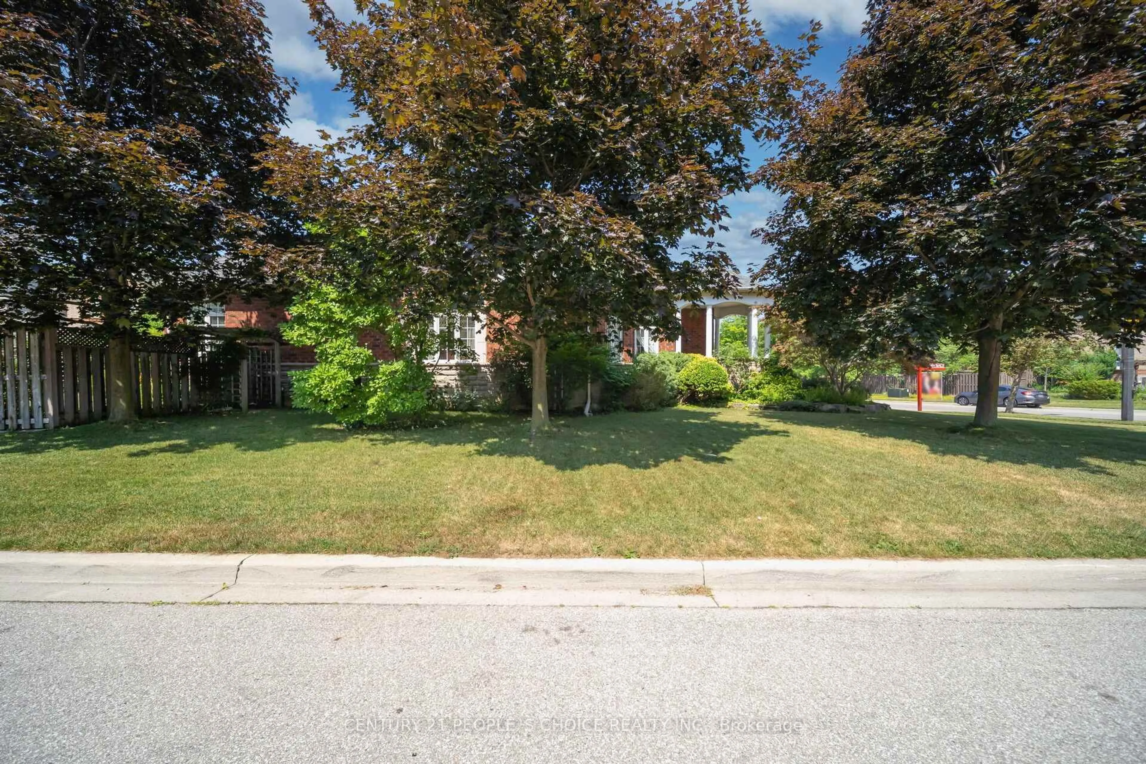 A pic from outside/outdoor area/front of a property/back of a property/a pic from drone, street for 944 Sombrero Way, Mississauga Ontario L5W 1S9