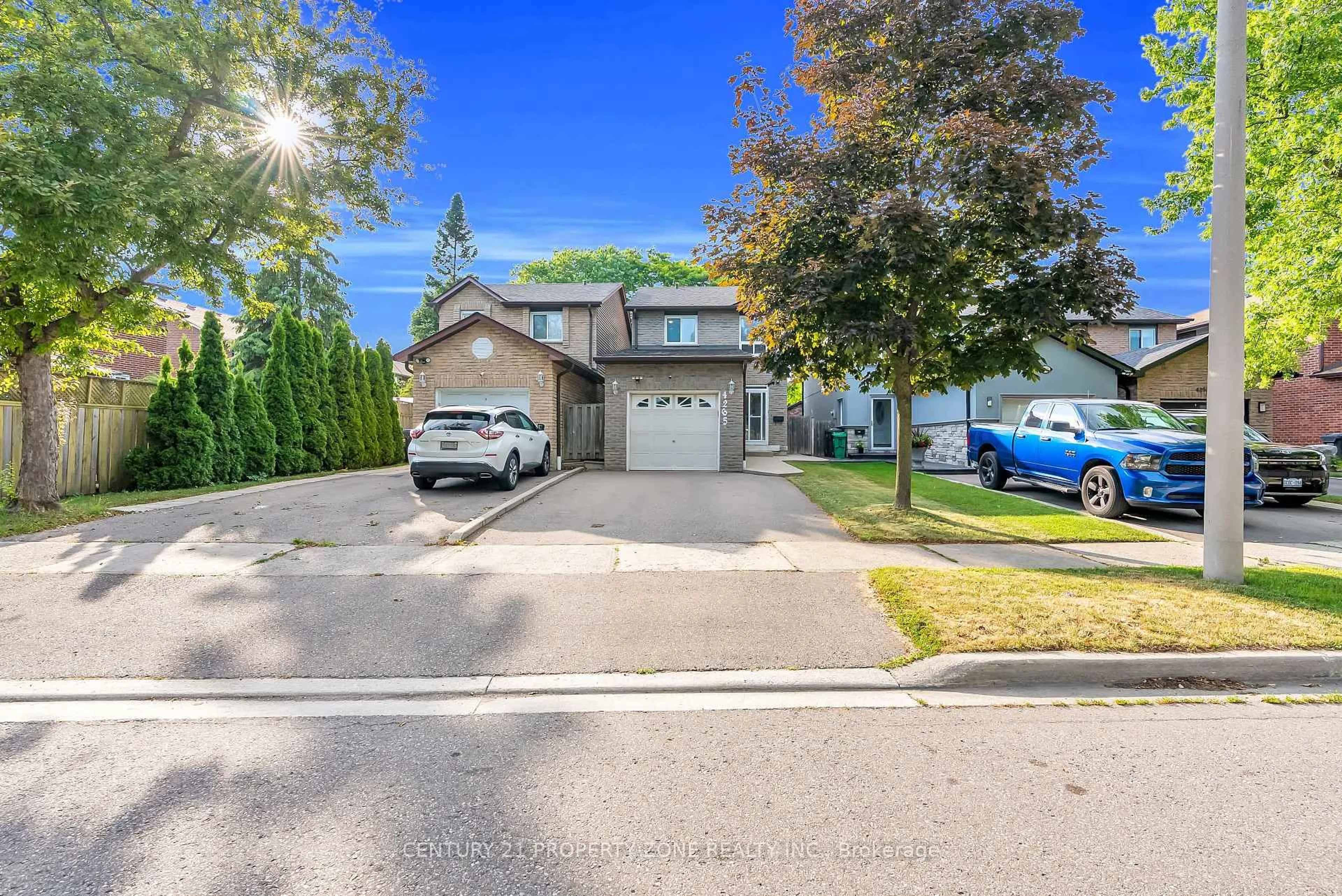 A pic from outside/outdoor area/front of a property/back of a property/a pic from drone, street for 4265 Lingfield Cres, Mississauga Ontario L4W 3M3