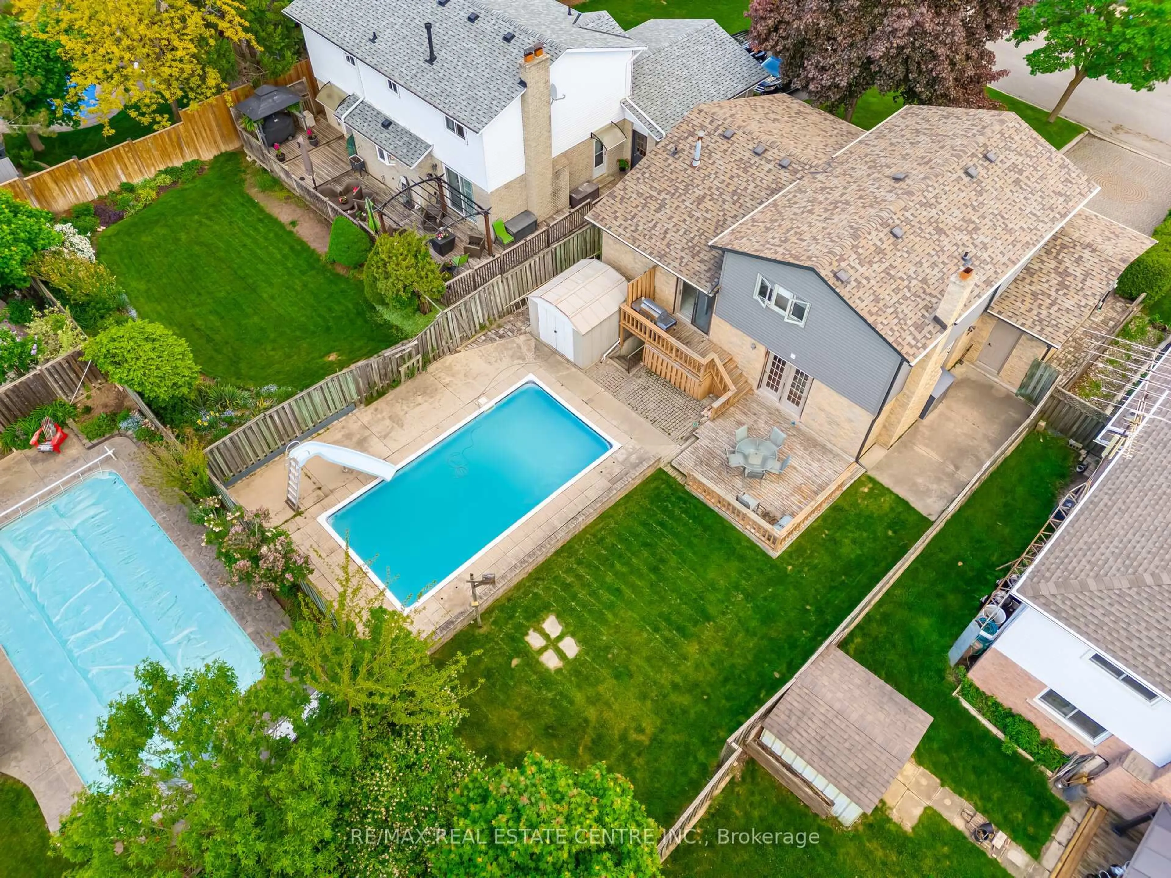 A pic from outside/outdoor area/front of a property/back of a property/a pic from drone, street for 583 Moorelands Cres, Milton Ontario L9T 4B3