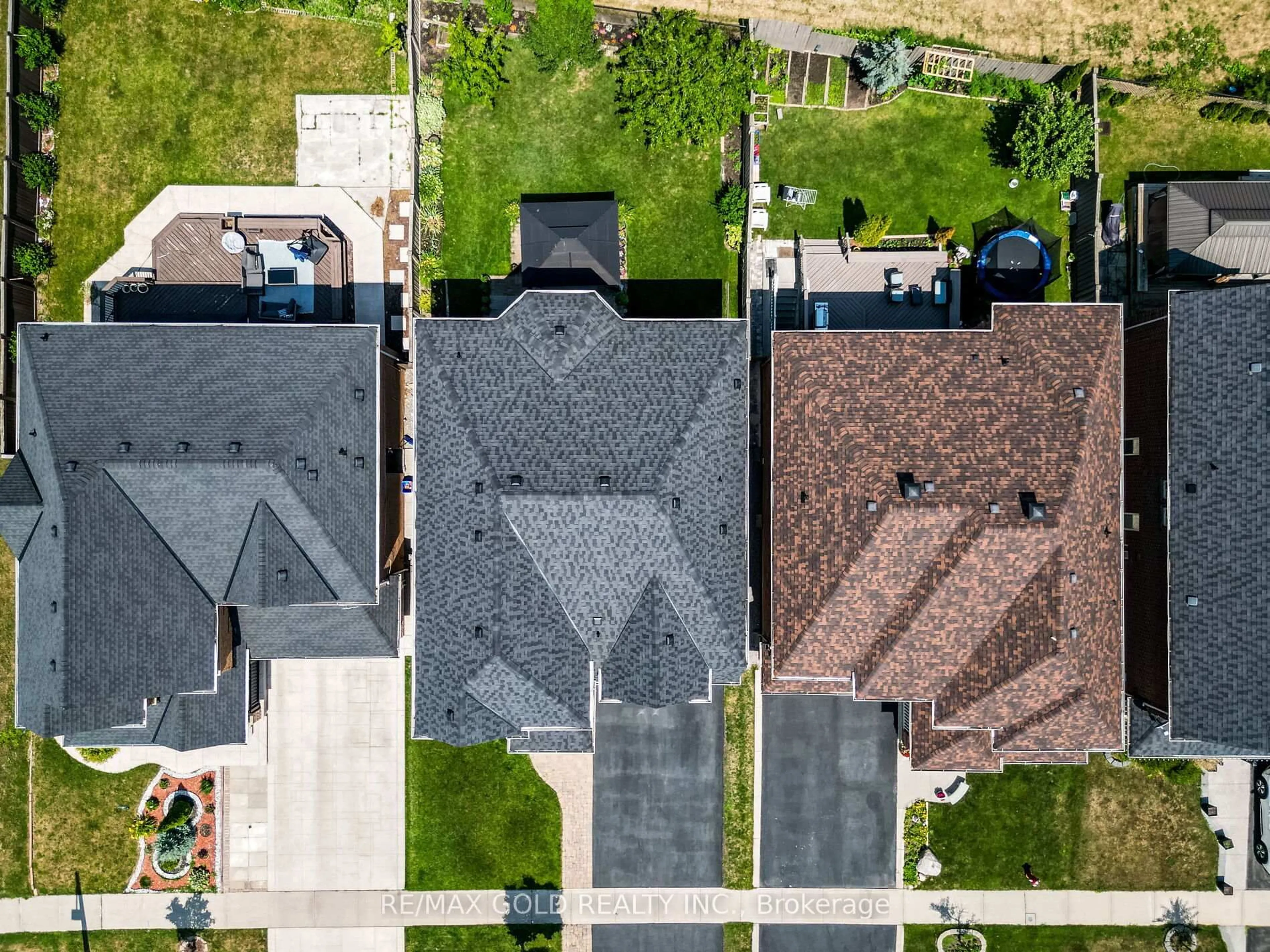 A pic from outside/outdoor area/front of a property/back of a property/a pic from drone, street for 36 Treegrove Cres, Brampton Ontario L7A 0K4