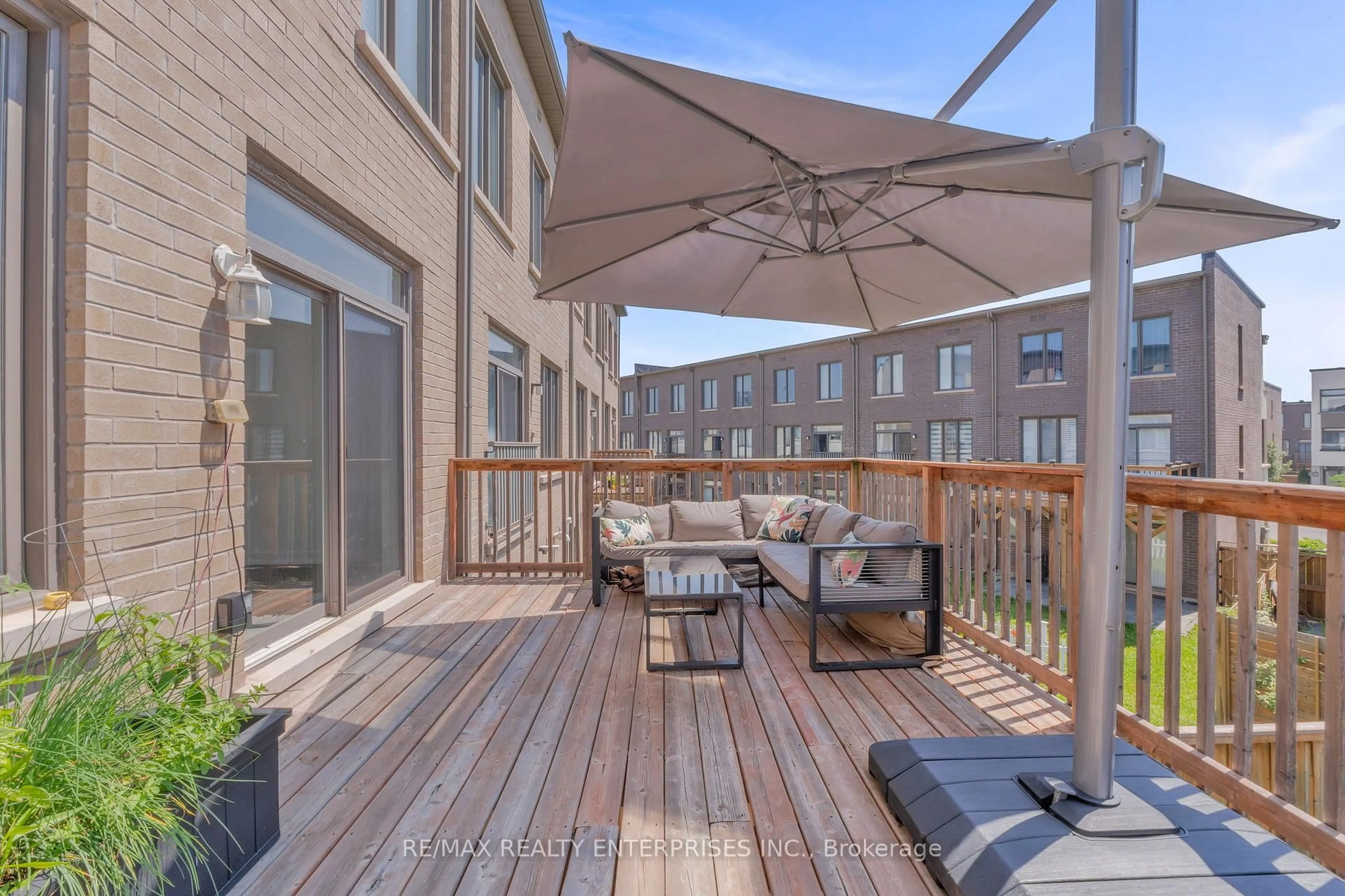 Patio, street for 214 Fowley Dr, Oakville Ontario L6H 0P4