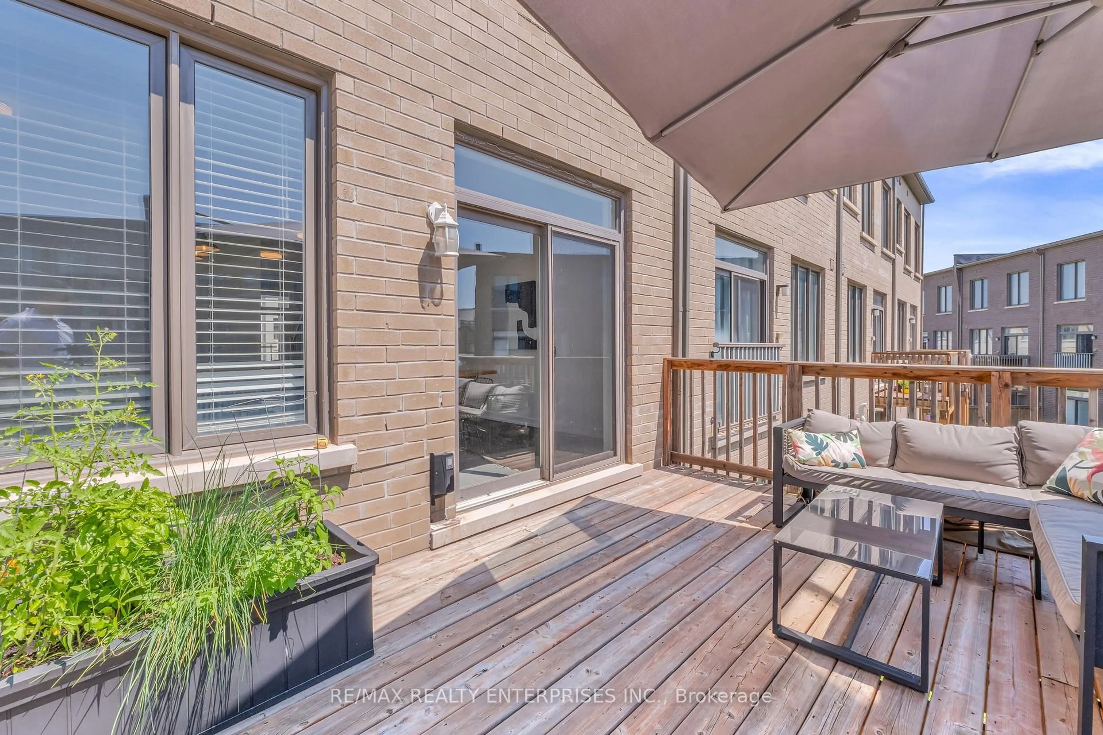 Patio, street for 214 Fowley Dr, Oakville Ontario L6H 0P4