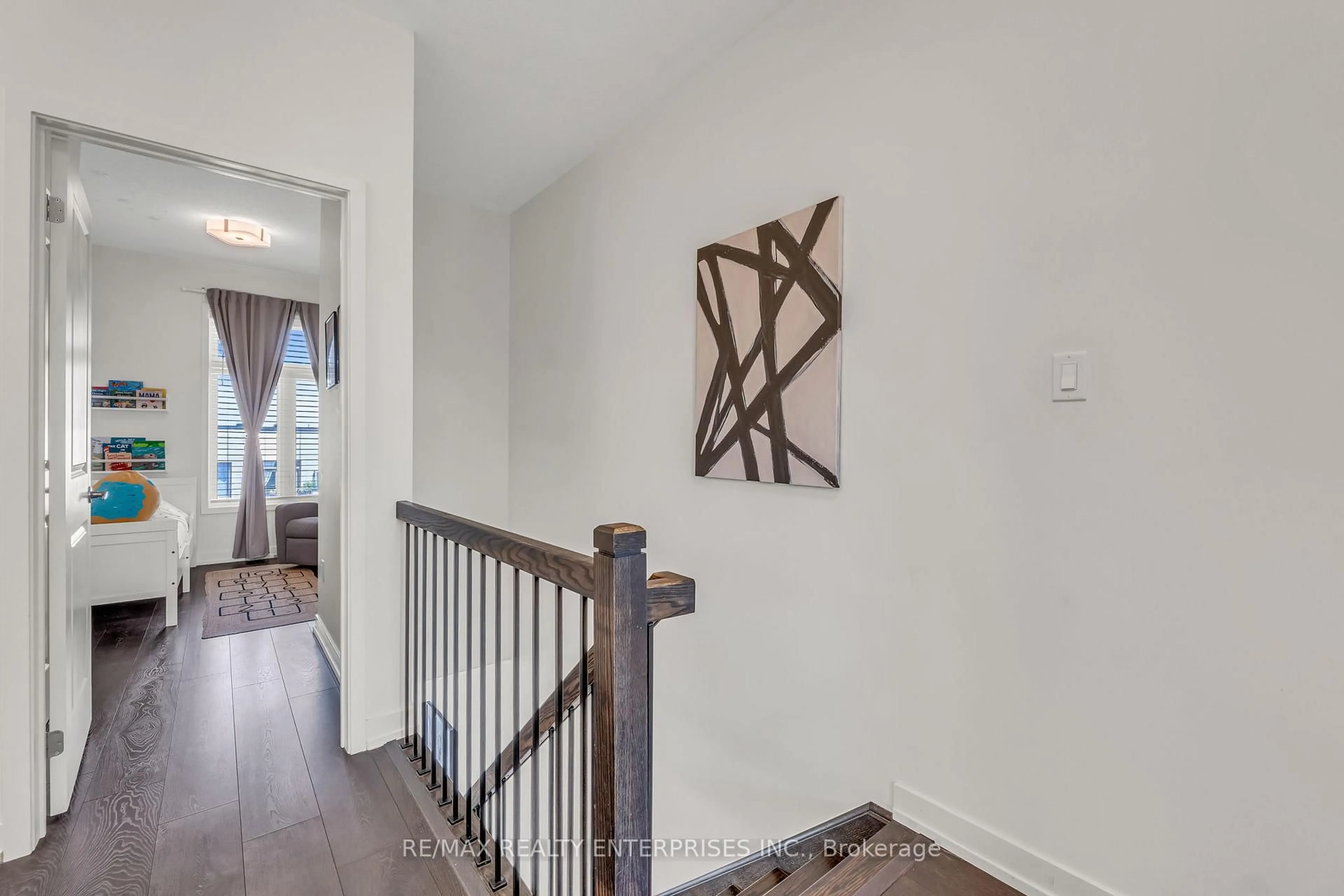 Indoor entryway for 214 Fowley Dr, Oakville Ontario L6H 0P4