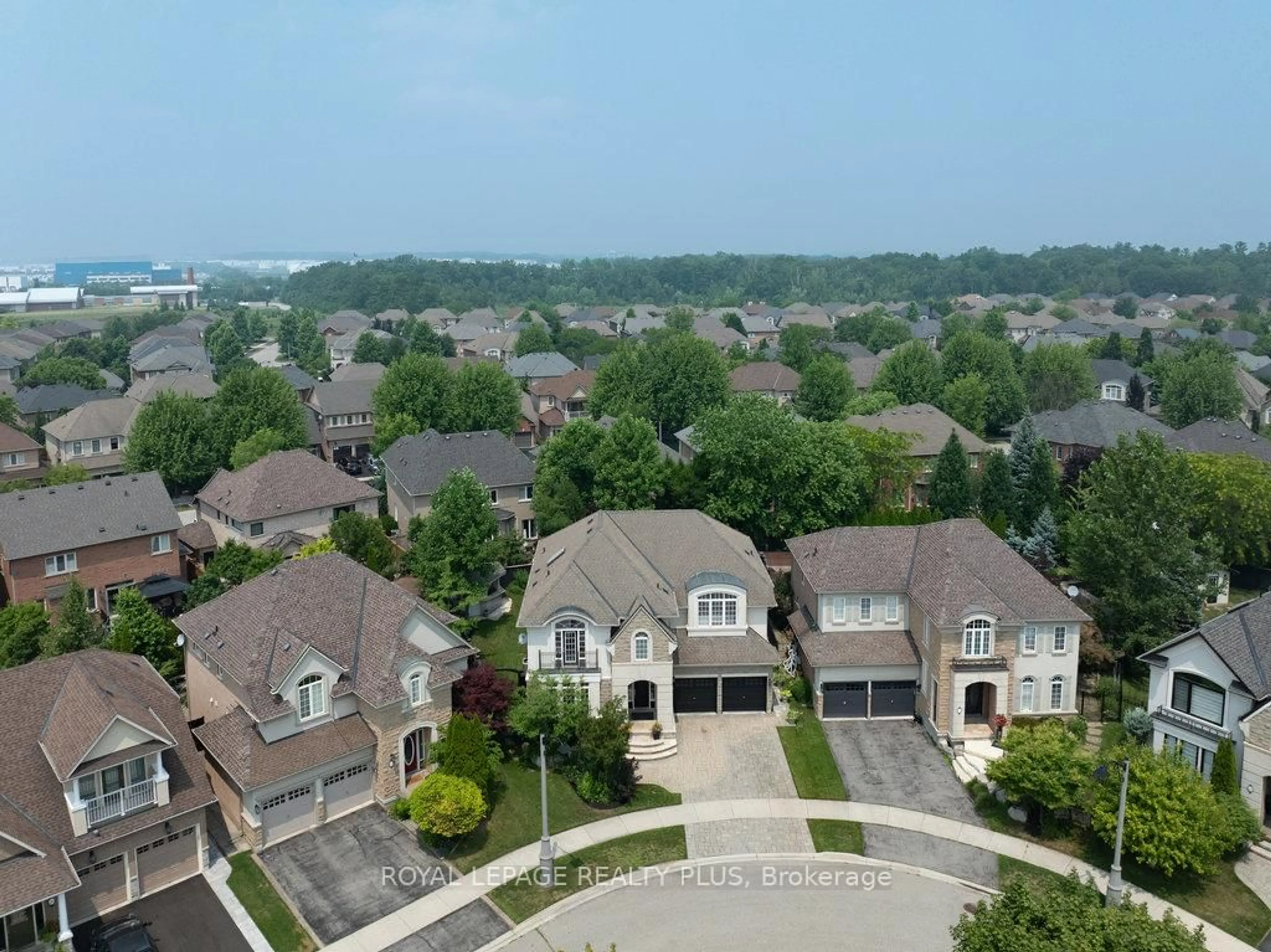 A pic from outside/outdoor area/front of a property/back of a property/a pic from drone, unknown for 3321 Springflower Way, Oakville Ontario L6L 6V1