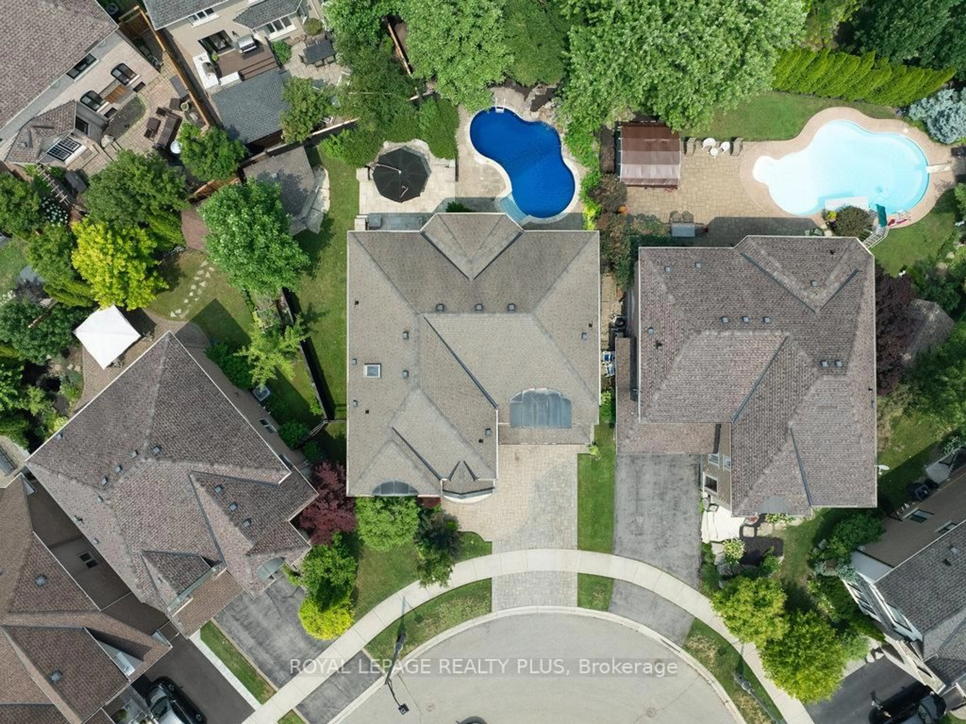 A pic from outside/outdoor area/front of a property/back of a property/a pic from drone, city buildings view from balcony for 3321 Springflower Way, Oakville Ontario L6L 6V1
