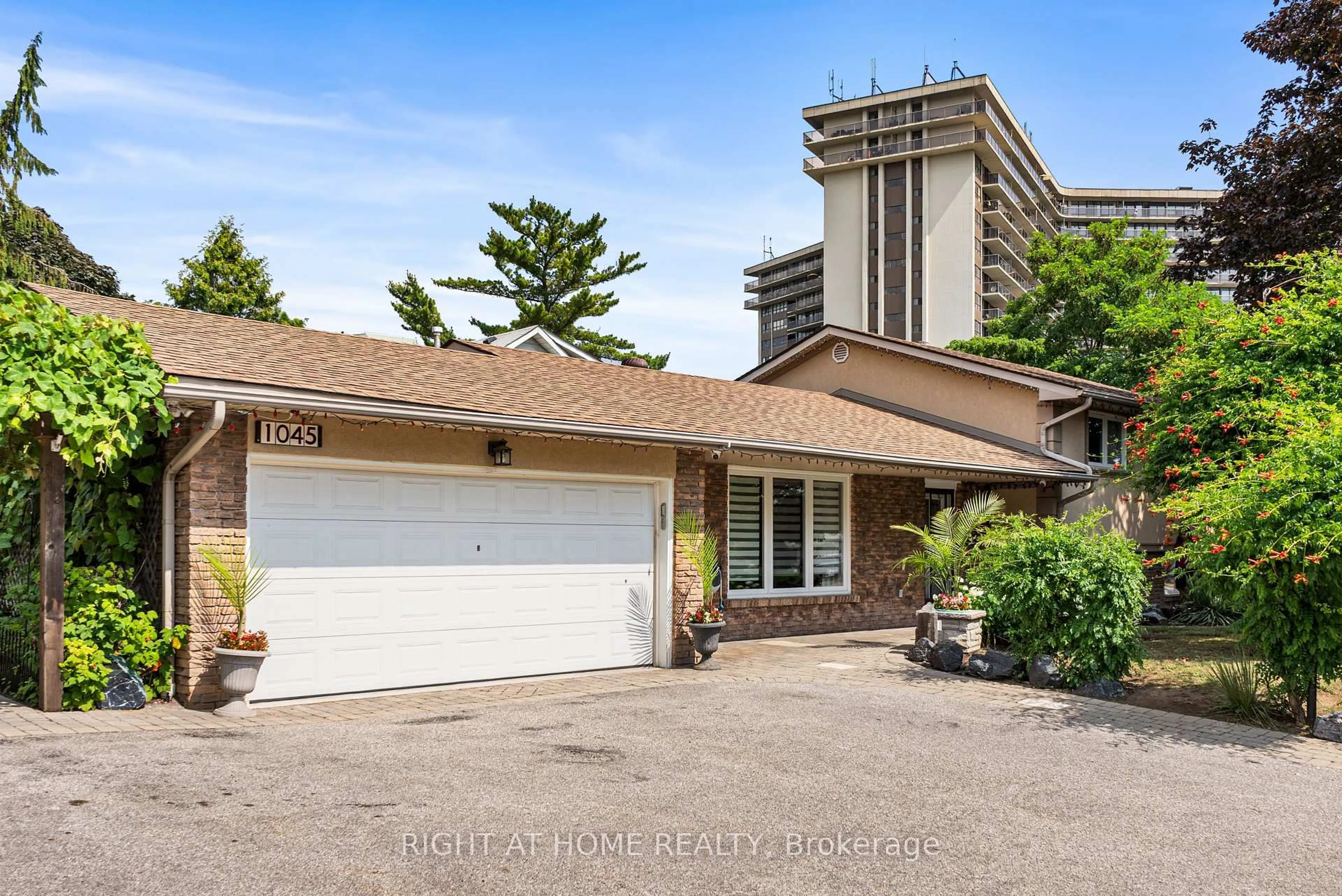 Unknown for 1045 Bloor St, Mississauga Ontario L4Y 2N3