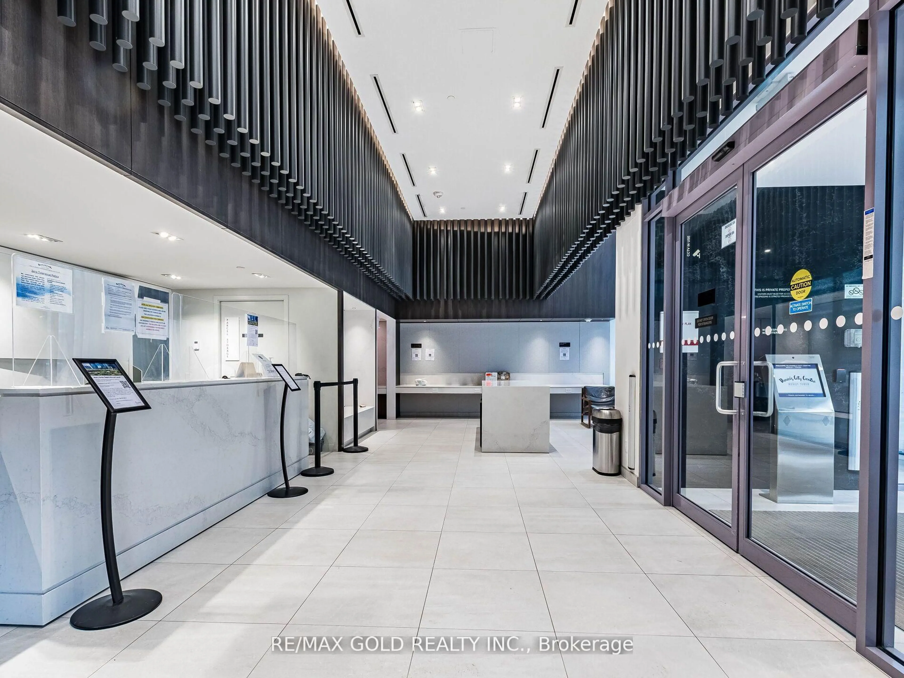 Indoor foyer for 4065 CONFEDERATION Pkwy #3705, Mississauga Ontario L5B 0L4