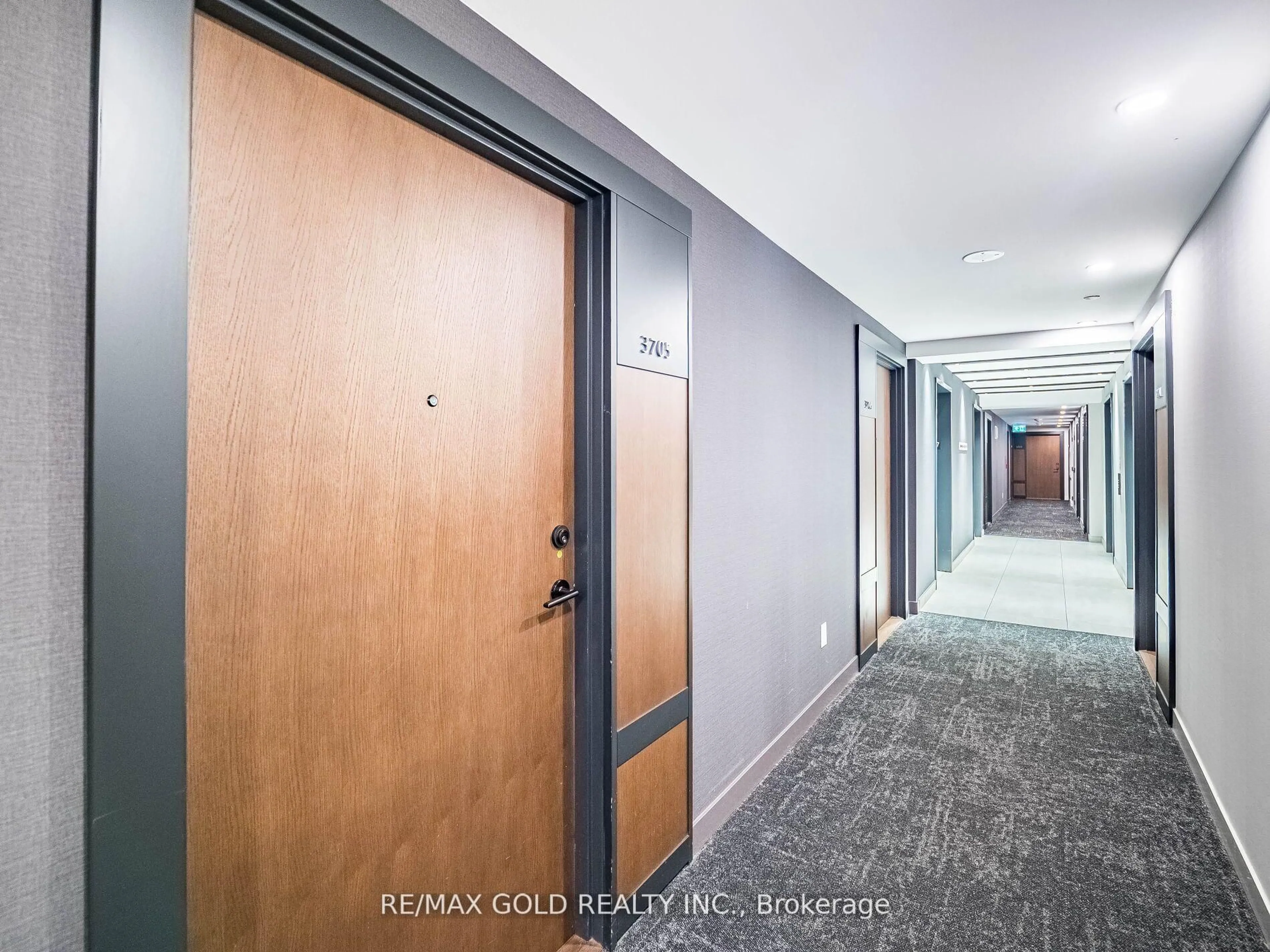 Indoor foyer for 4065 CONFEDERATION Pkwy #3705, Mississauga Ontario L5B 0L4