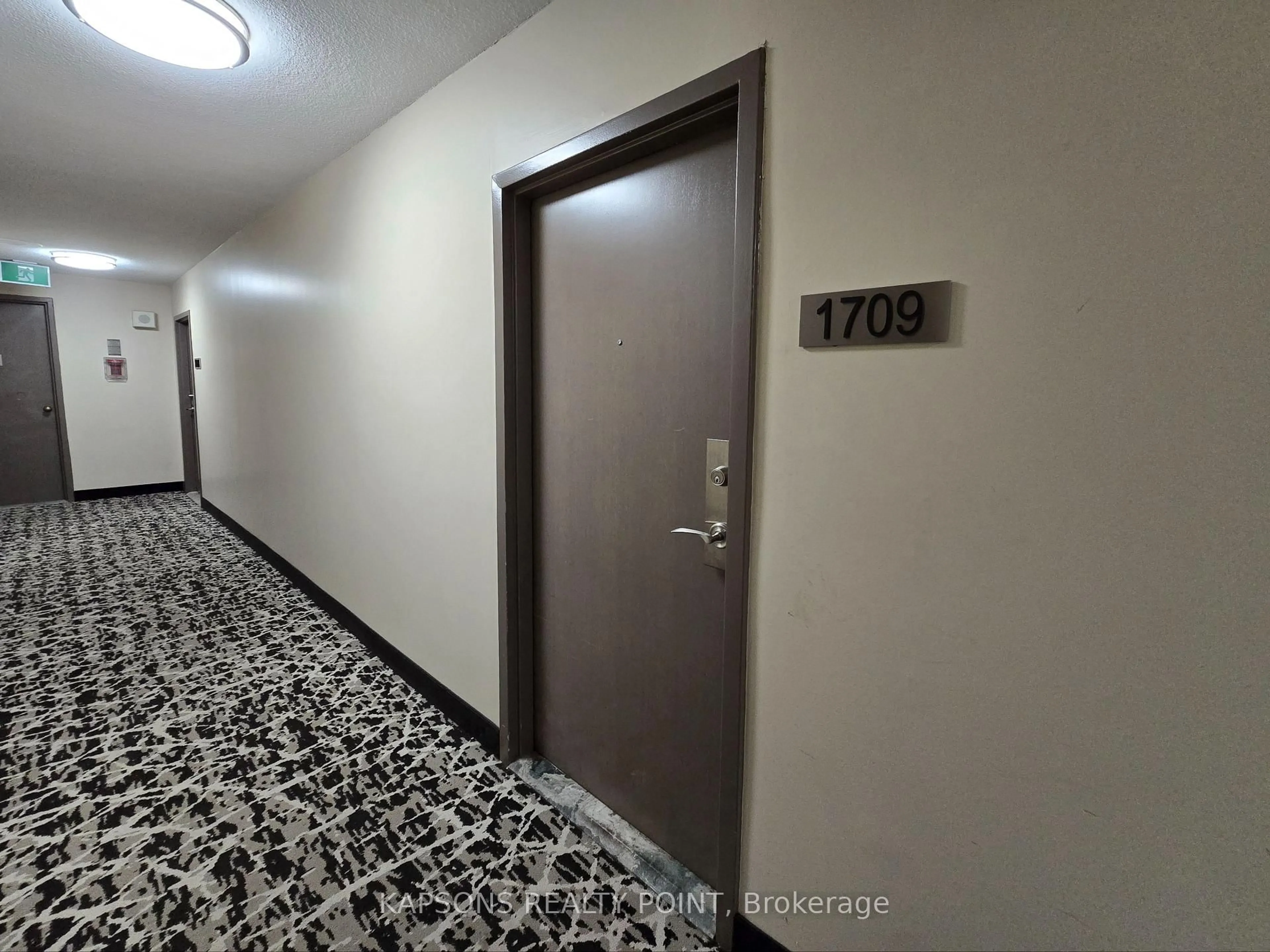 Indoor foyer for 3390 Weston Rd #1709, Toronto Ontario M9M 2X3