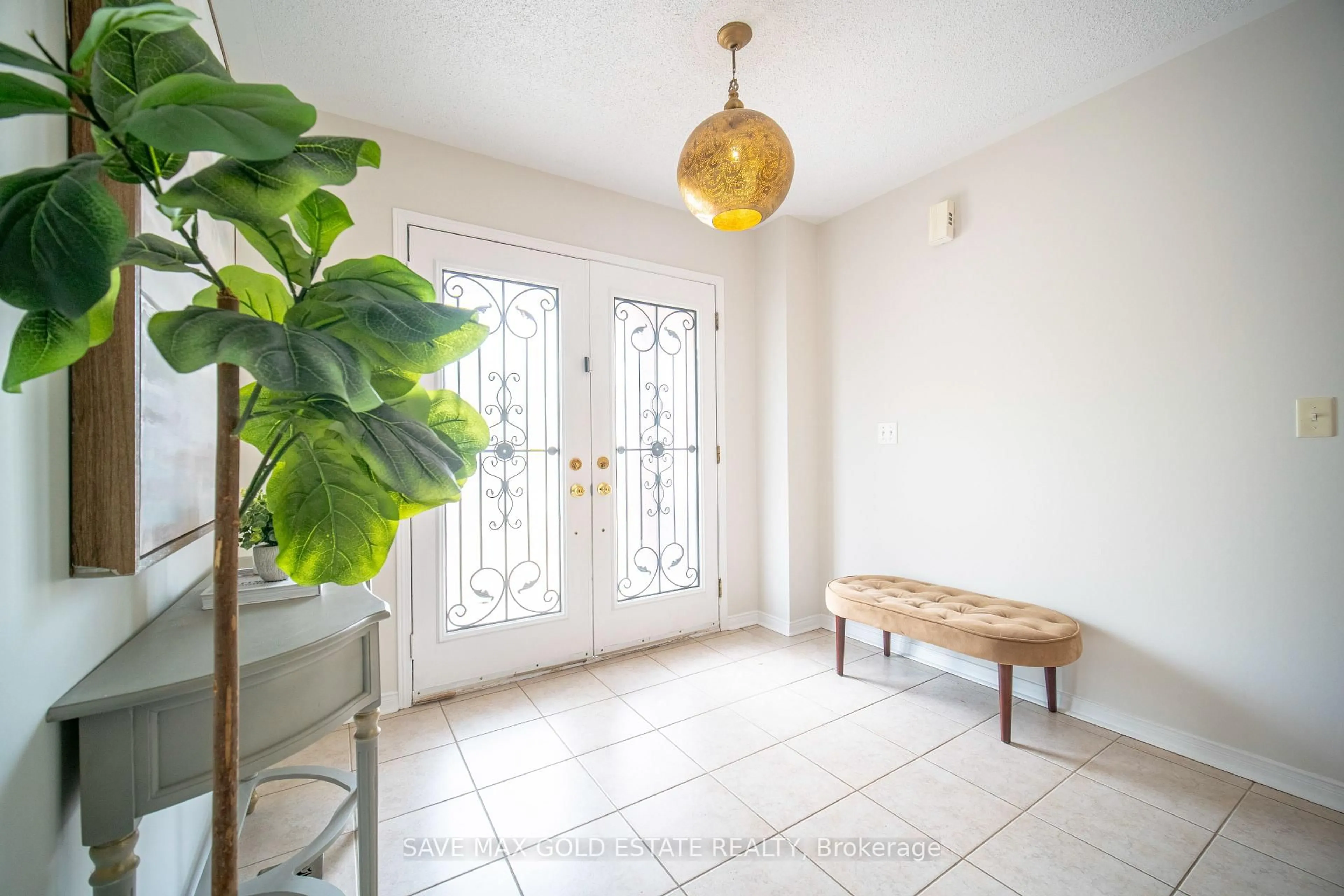 Indoor entryway for 4830 Verdi St, Burlington Ontario L7M 0H7
