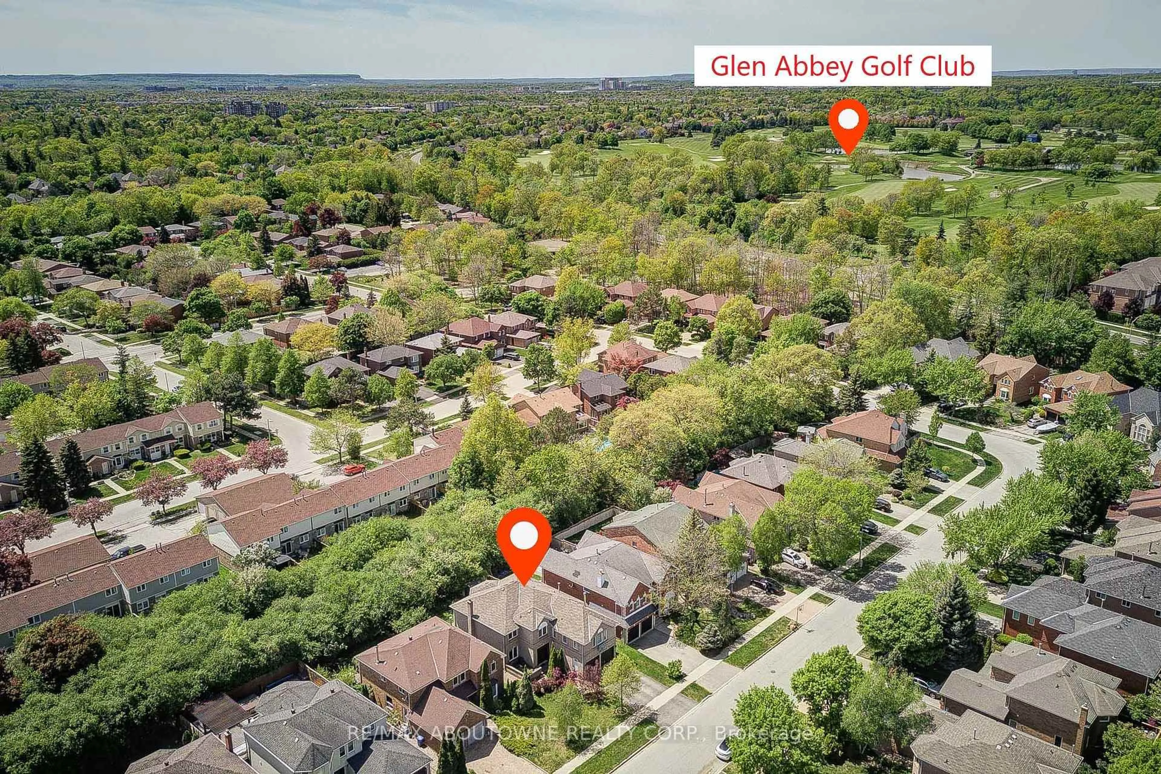 A pic from outside/outdoor area/front of a property/back of a property/a pic from drone, street for 318 Northwood Dr, Oakville Ontario L6M 1M7