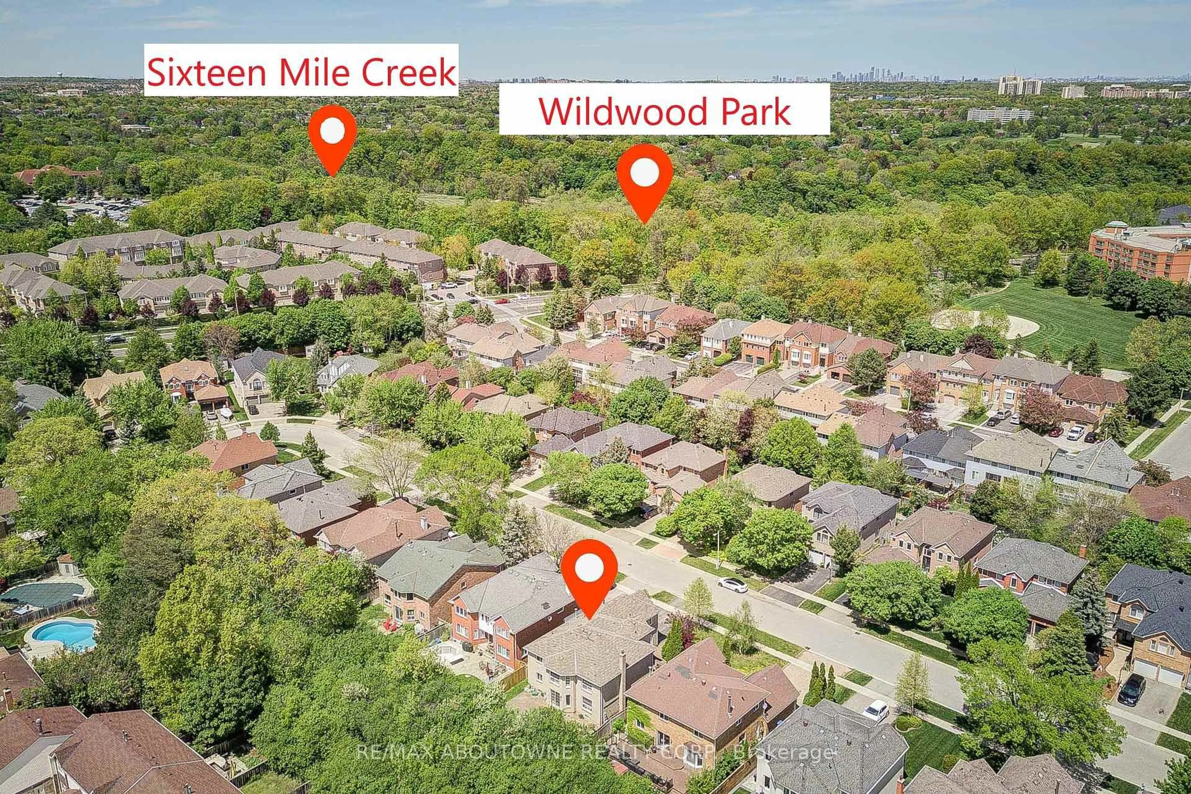 A pic from outside/outdoor area/front of a property/back of a property/a pic from drone, street for 318 Northwood Dr, Oakville Ontario L6M 1M7