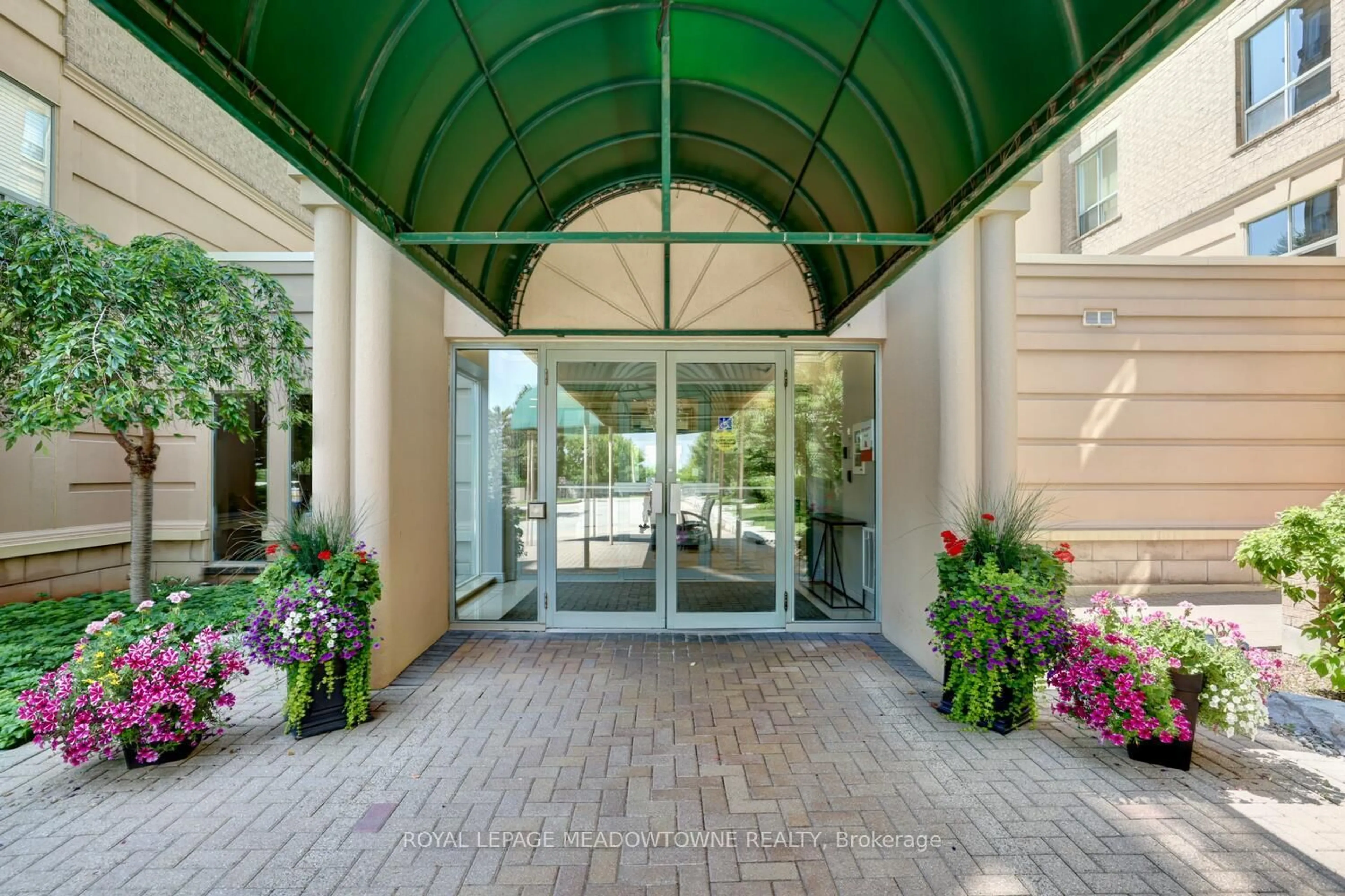 Indoor foyer for 2075 Amherst Heights Dr #606, Burlington Ontario L7P 5B8