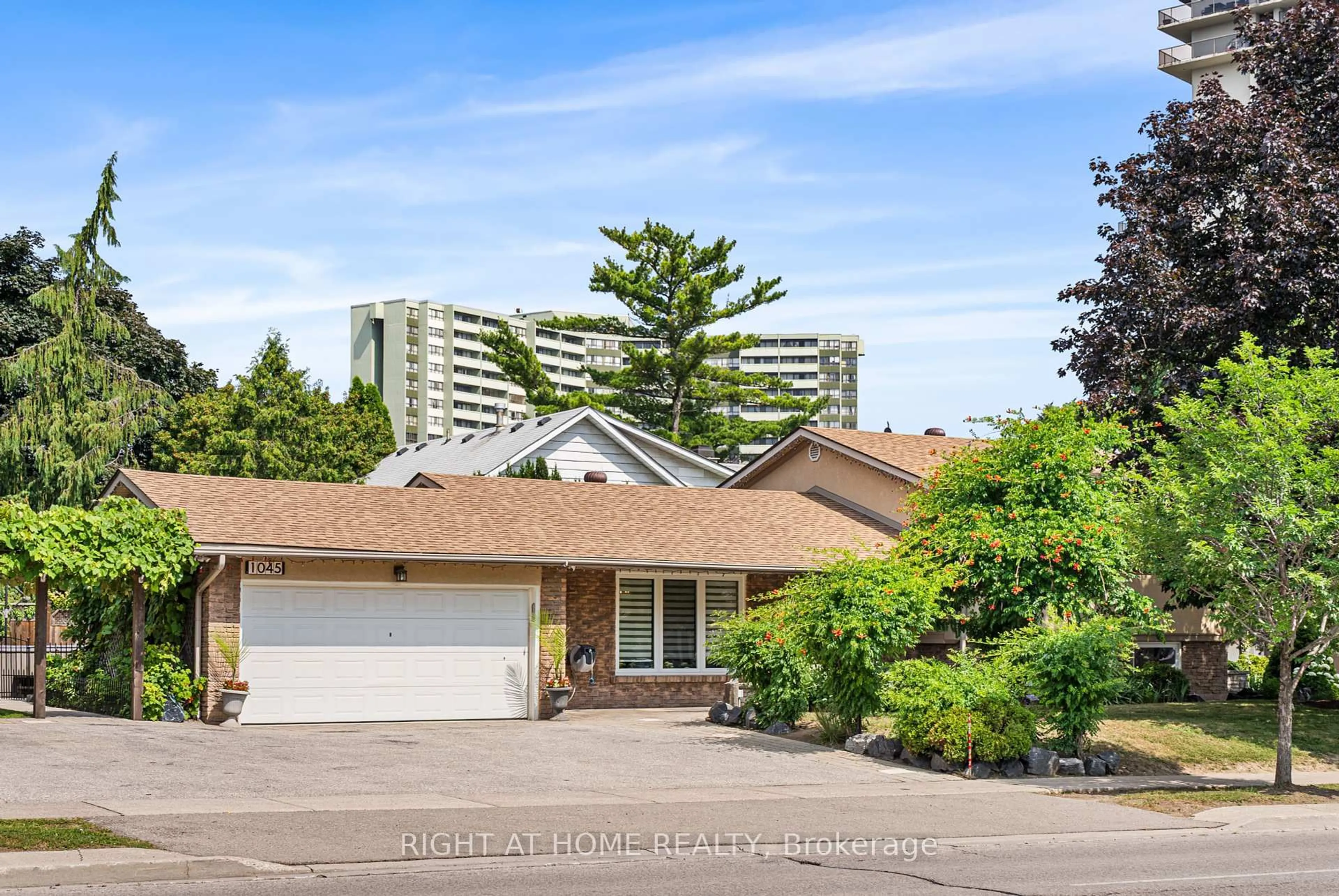A pic from outside/outdoor area/front of a property/back of a property/a pic from drone, street for 1045 Bloor St, Mississauga Ontario L4Y 2N3