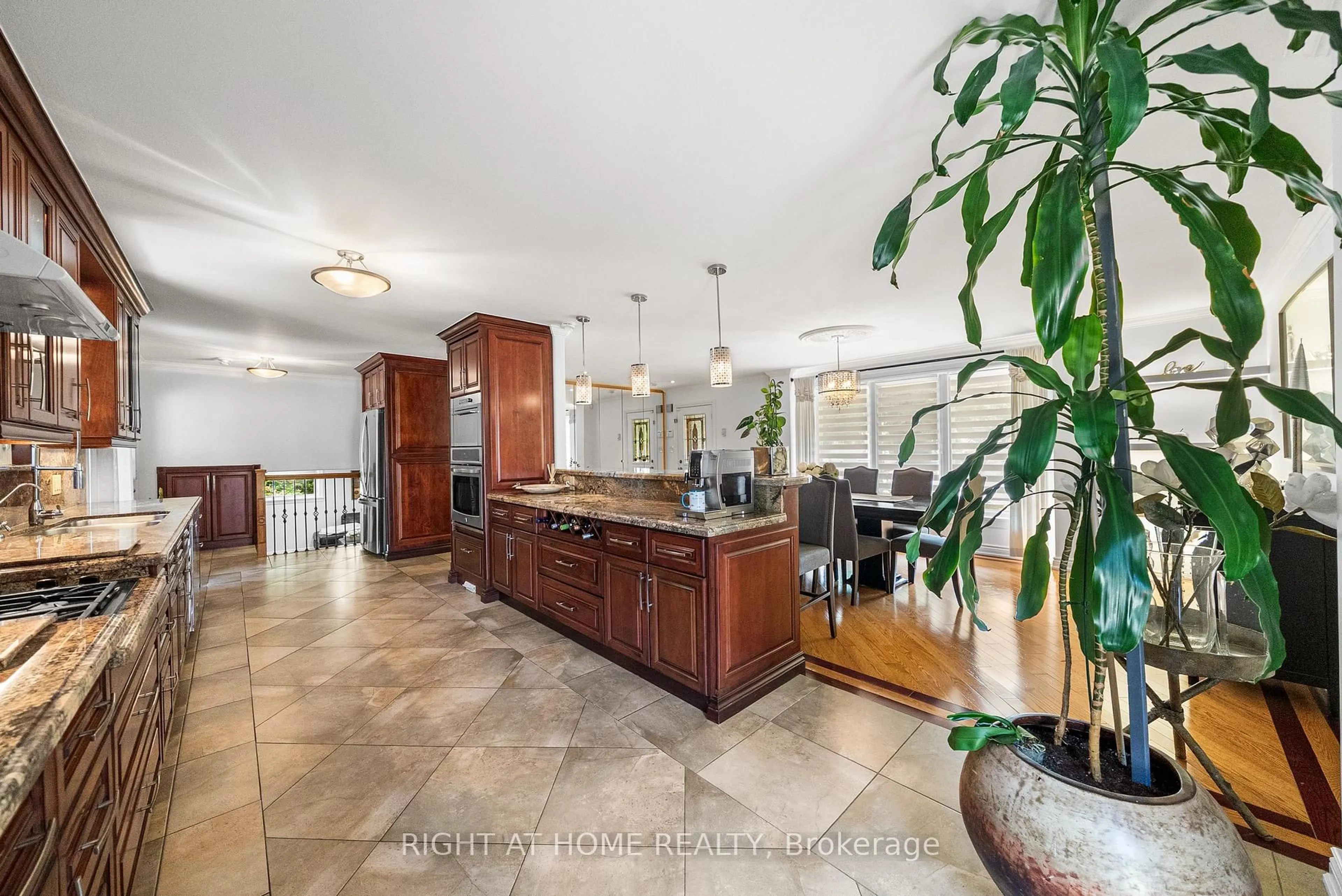 Unknown for 1045 Bloor St, Mississauga Ontario L4Y 2N3