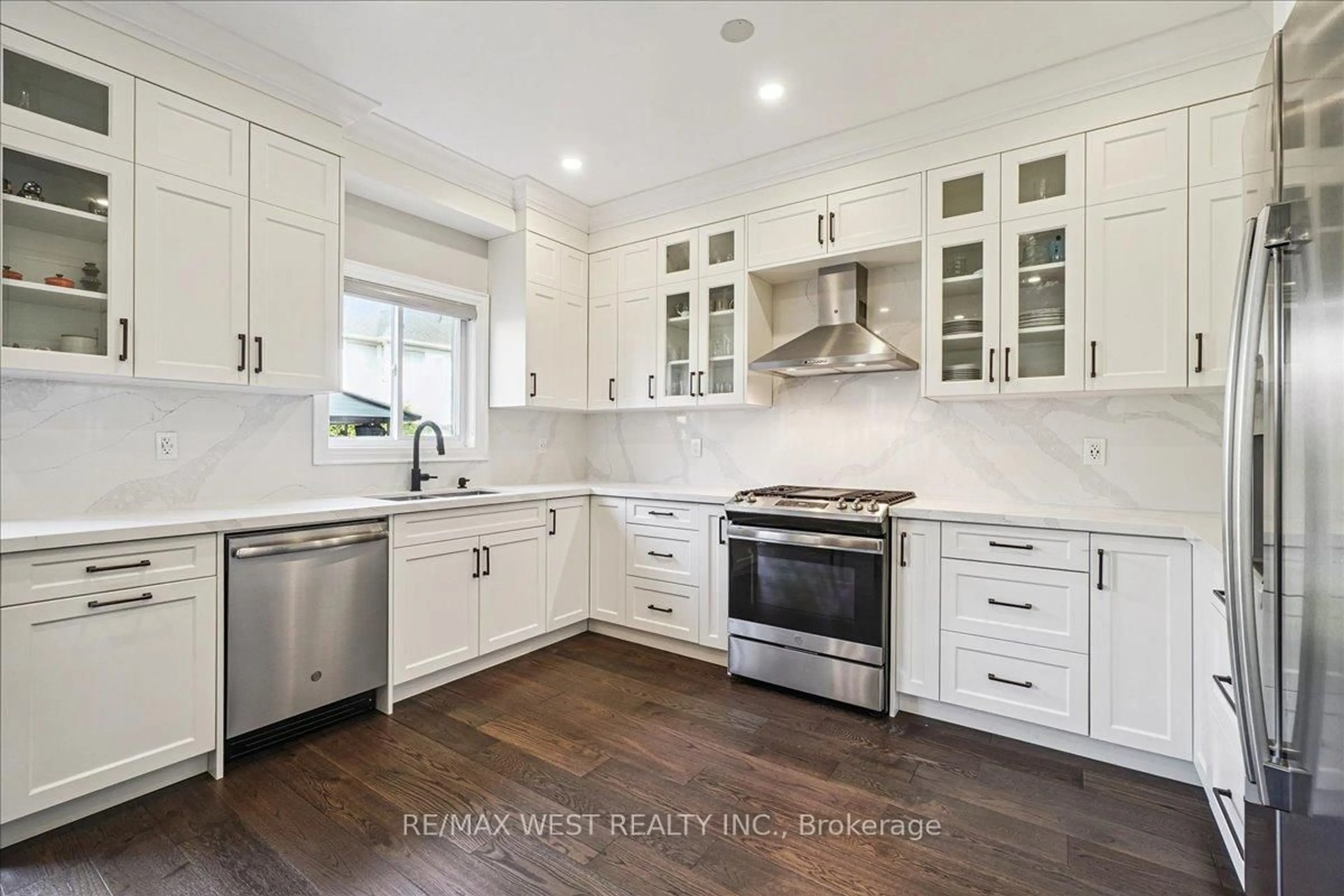 Open concept kitchen, unknown for 1028 Donnelly St, Milton Ontario L9T 0A2