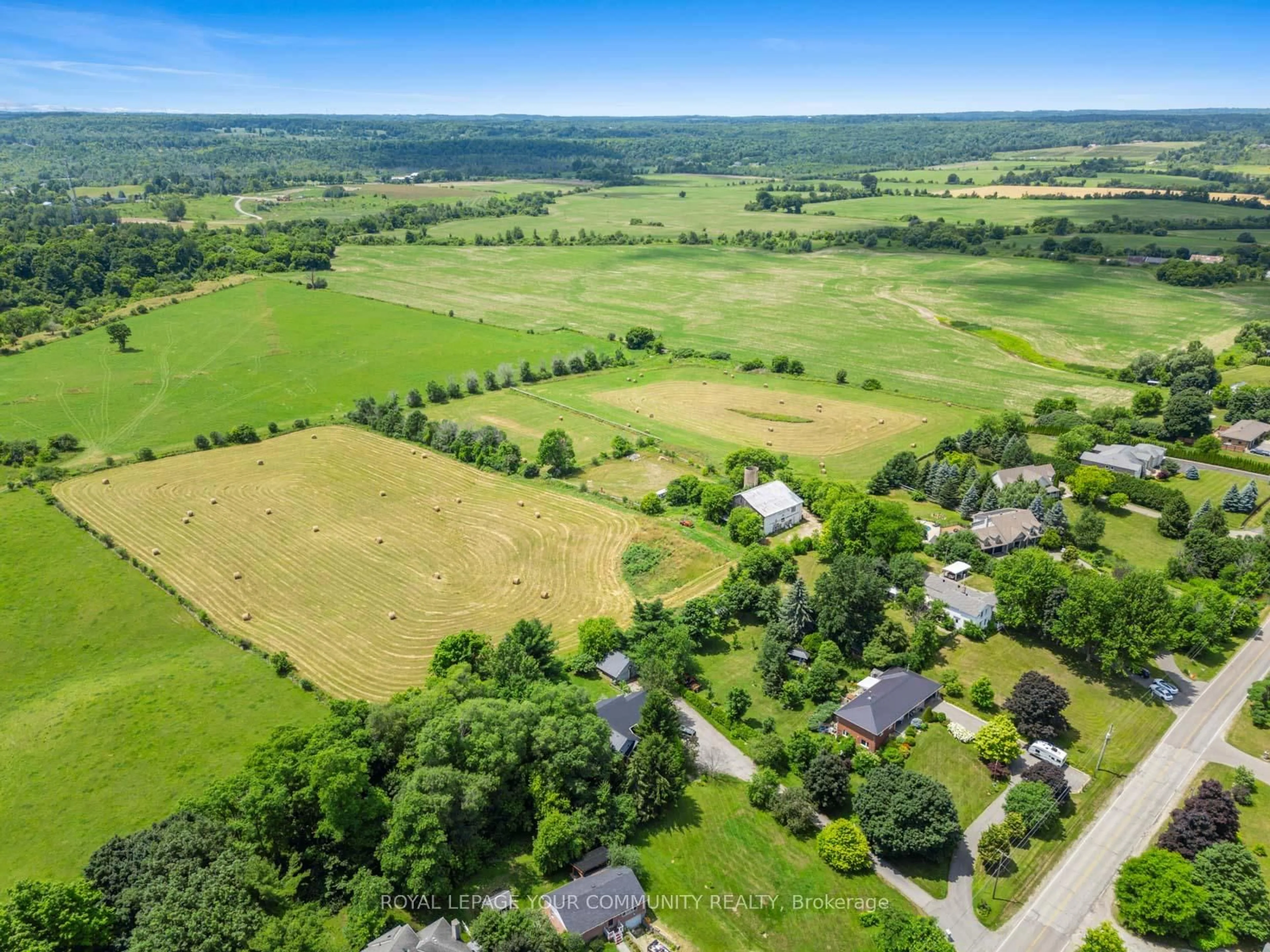 A pic from outside/outdoor area/front of a property/back of a property/a pic from drone, mountain view for 152 Confederation St, Halton Hills Ontario L7G 4S8