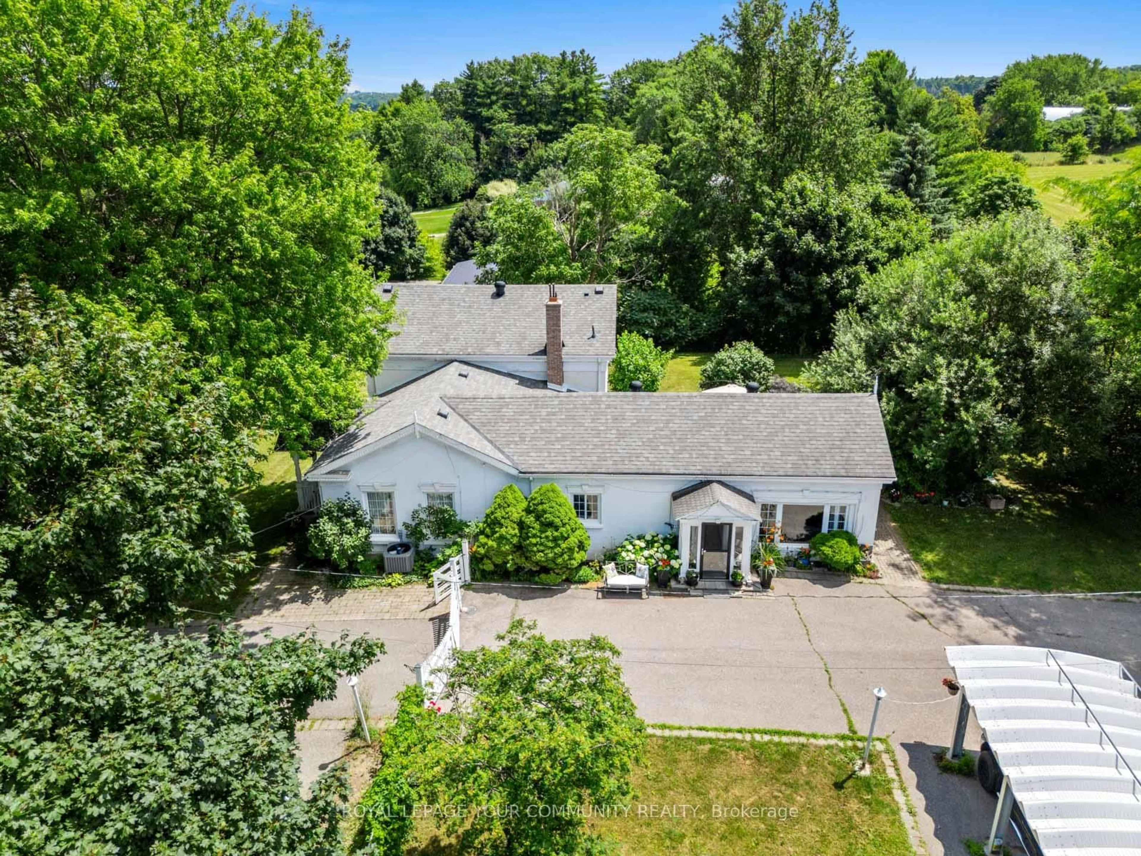 A pic from outside/outdoor area/front of a property/back of a property/a pic from drone, street for 152 Confederation St, Halton Hills Ontario L7G 4S8