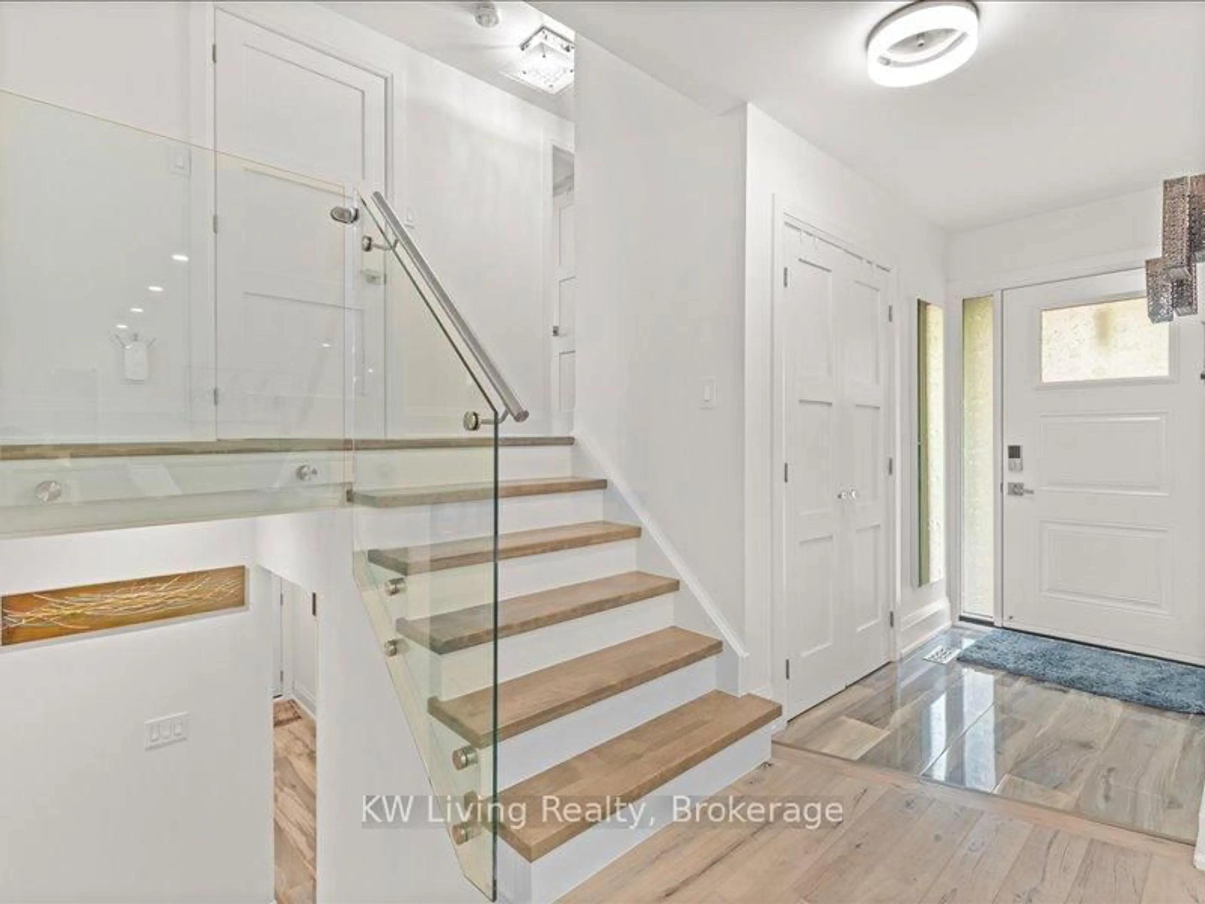 Indoor entryway for 2816 Constable Rd, Mississauga Ontario L5J 1W7