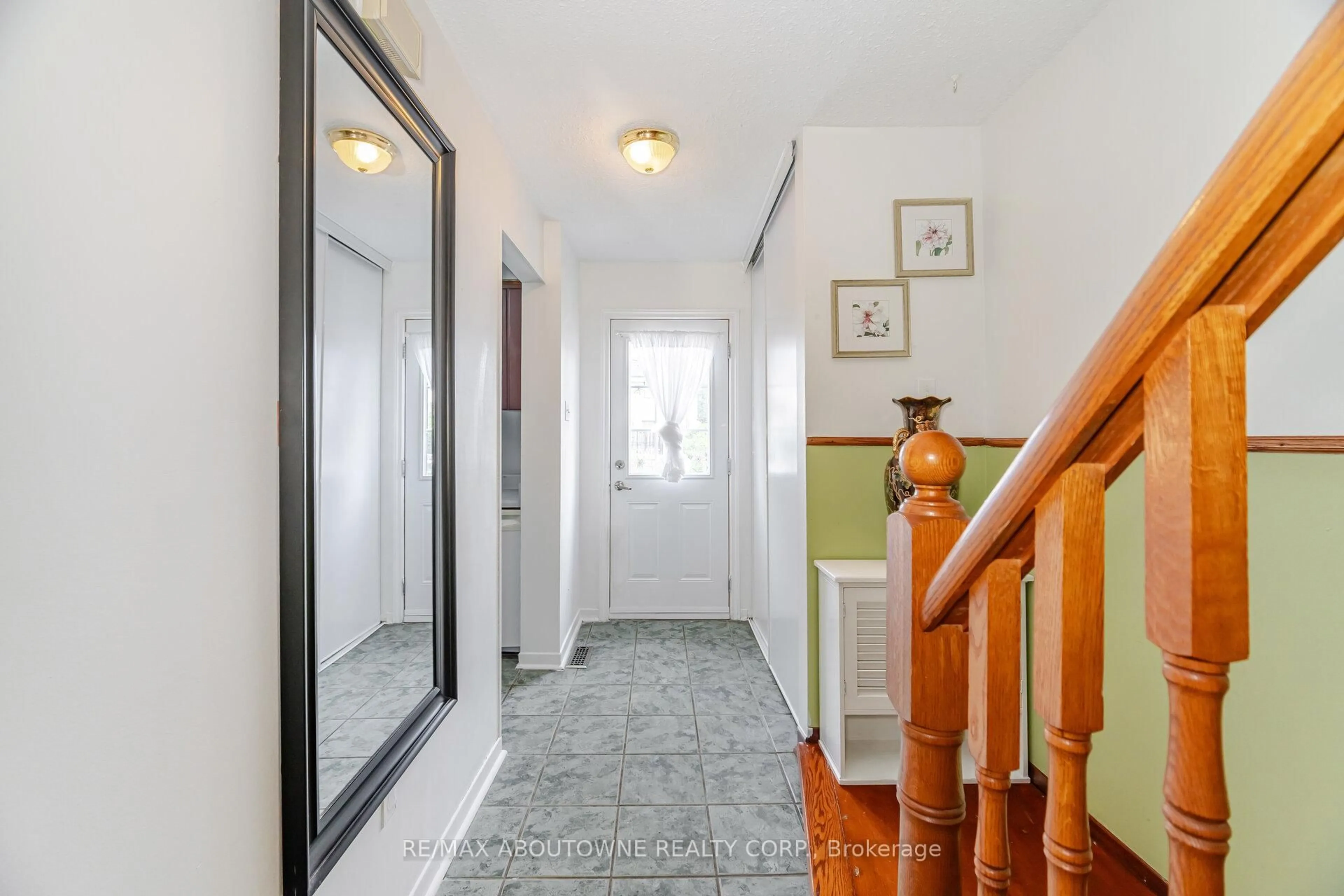 Indoor foyer for 2779 Gananoque Dr #106, Mississauga Ontario L5N 2E4