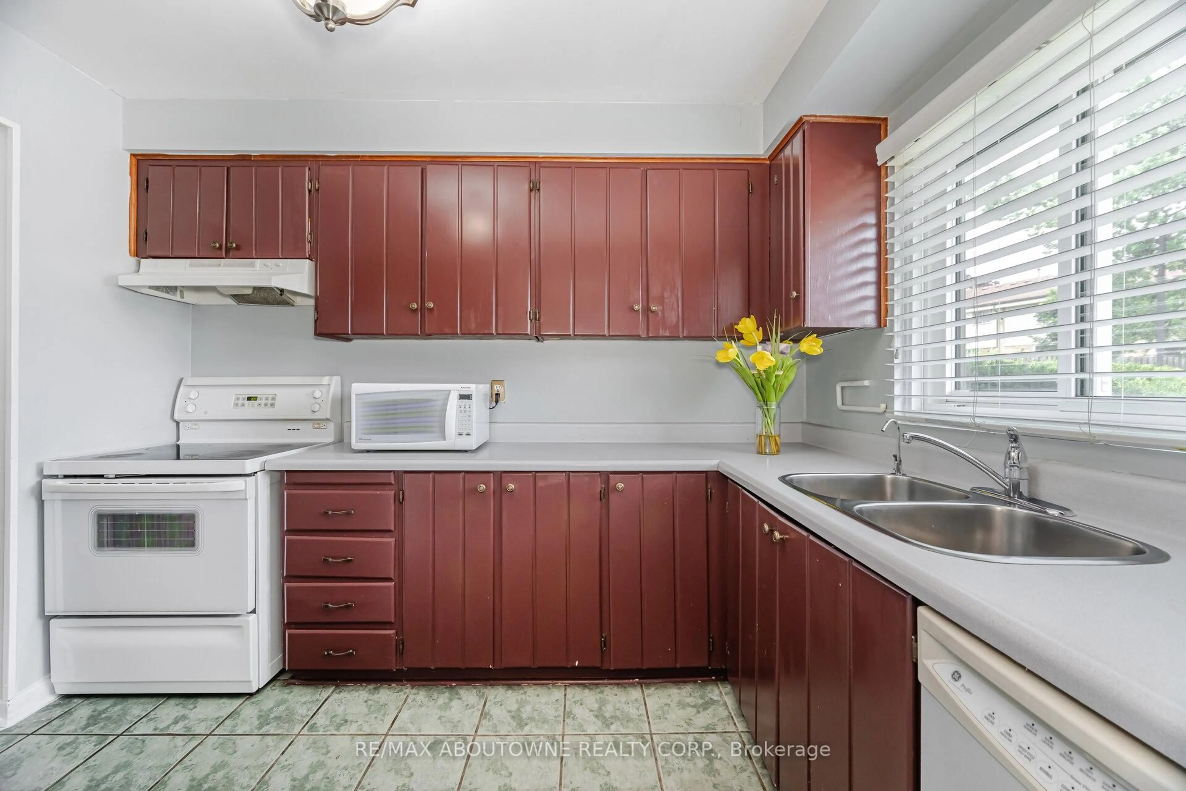 Standard kitchen, unknown for 2779 Gananoque Dr #106, Mississauga Ontario L5N 2E4