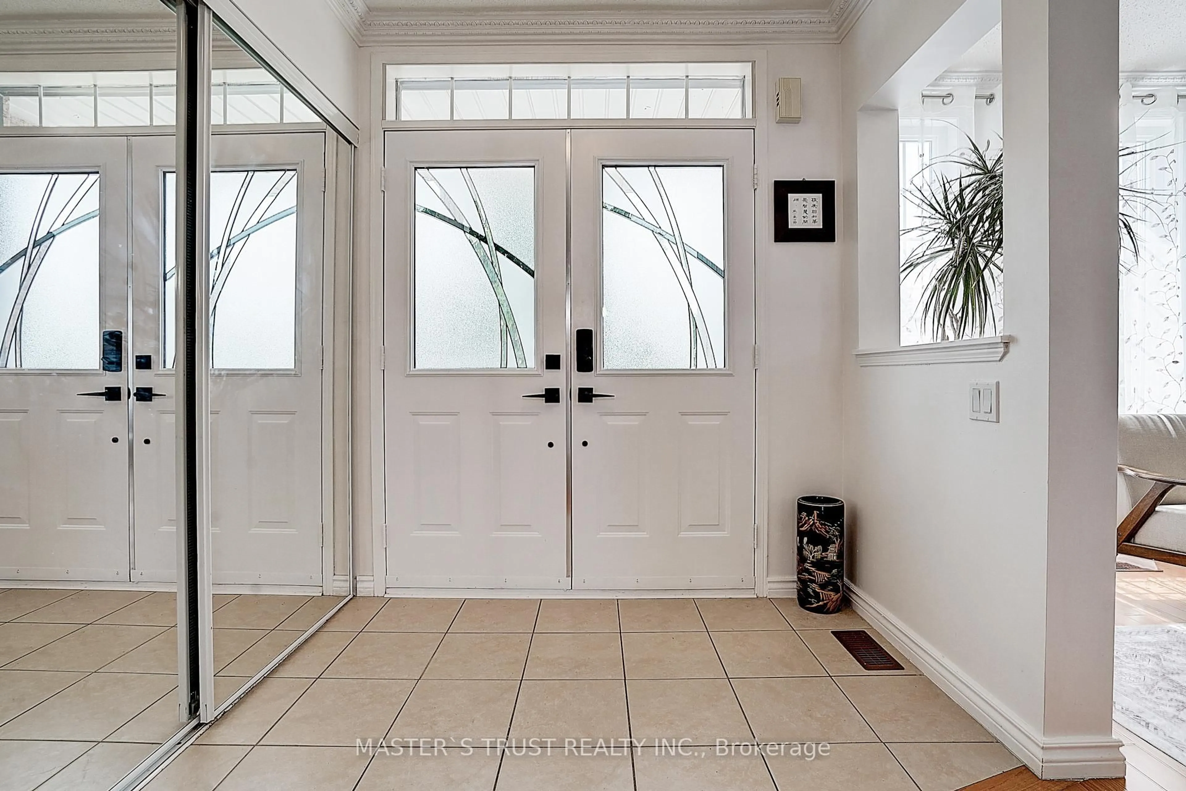 Indoor entryway for 6 Courtsfield Cres, Brampton Ontario L7A 2E3