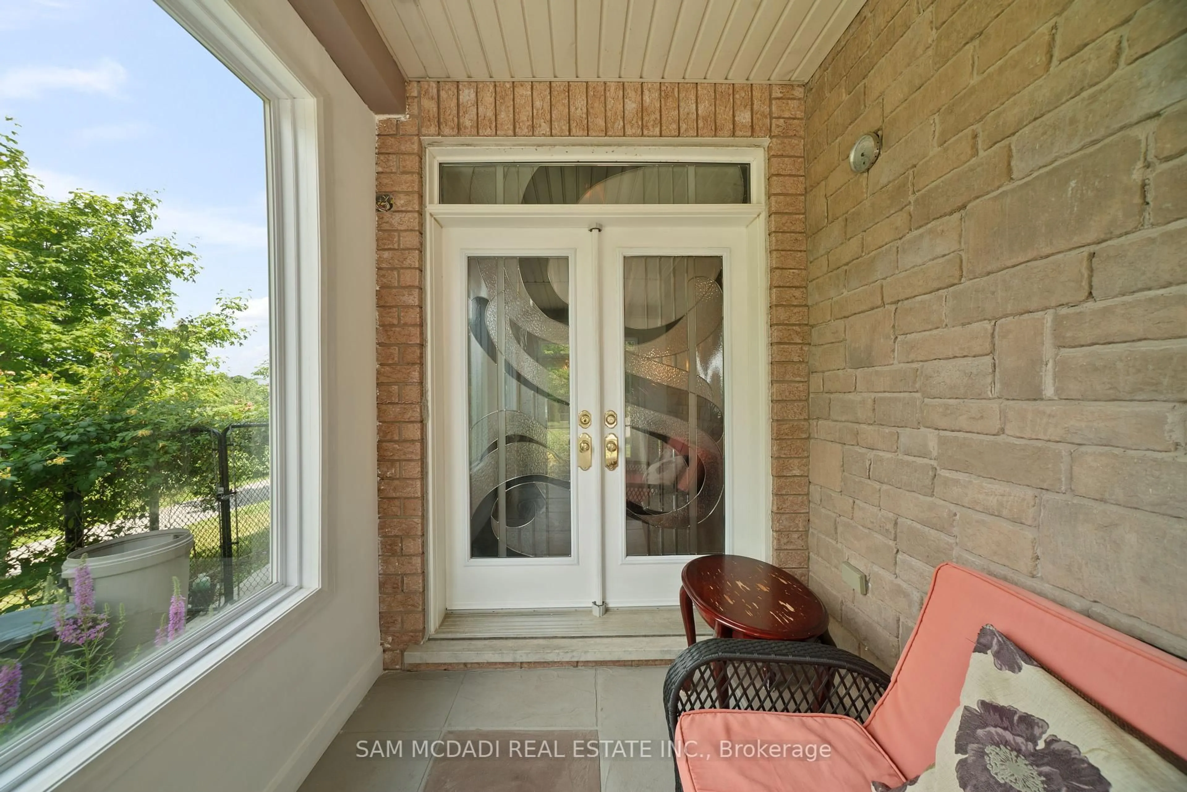 Indoor entryway for 3860 Pondview Way, Mississauga Ontario L5N 8K1