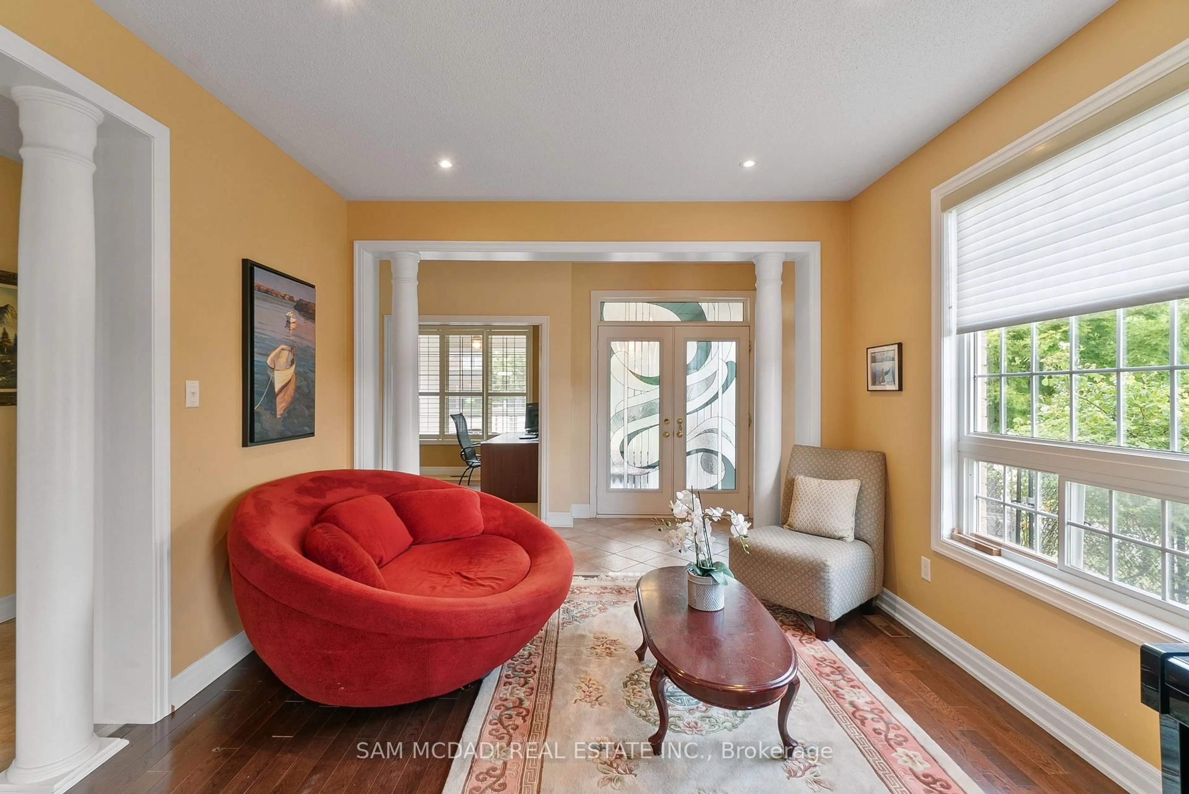 Living room with furniture, unknown for 3860 Pondview Way, Mississauga Ontario L5N 8K1