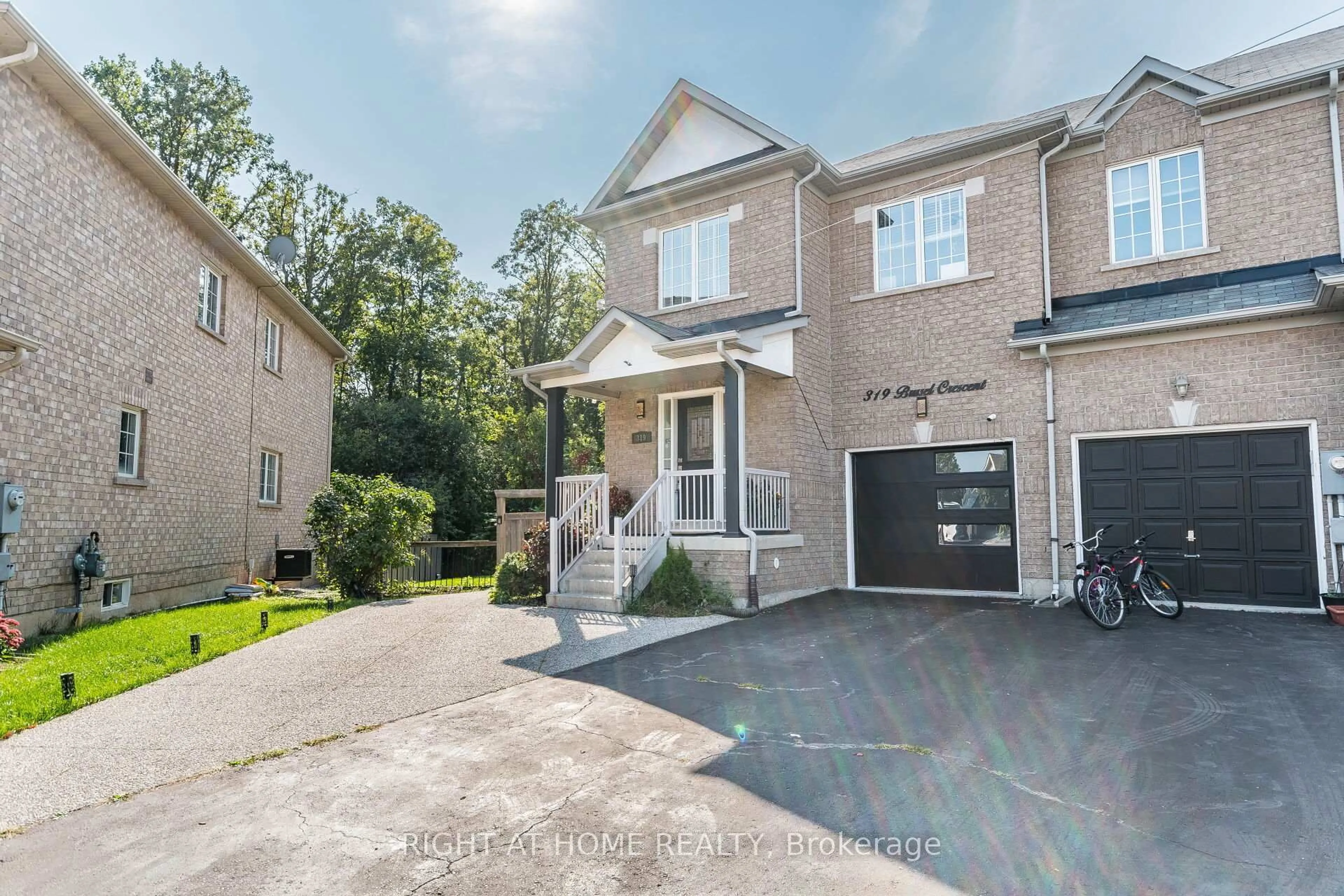 A pic from outside/outdoor area/front of a property/back of a property/a pic from drone, street for 319 Bussel Cres, Milton Ontario L9T 0W5