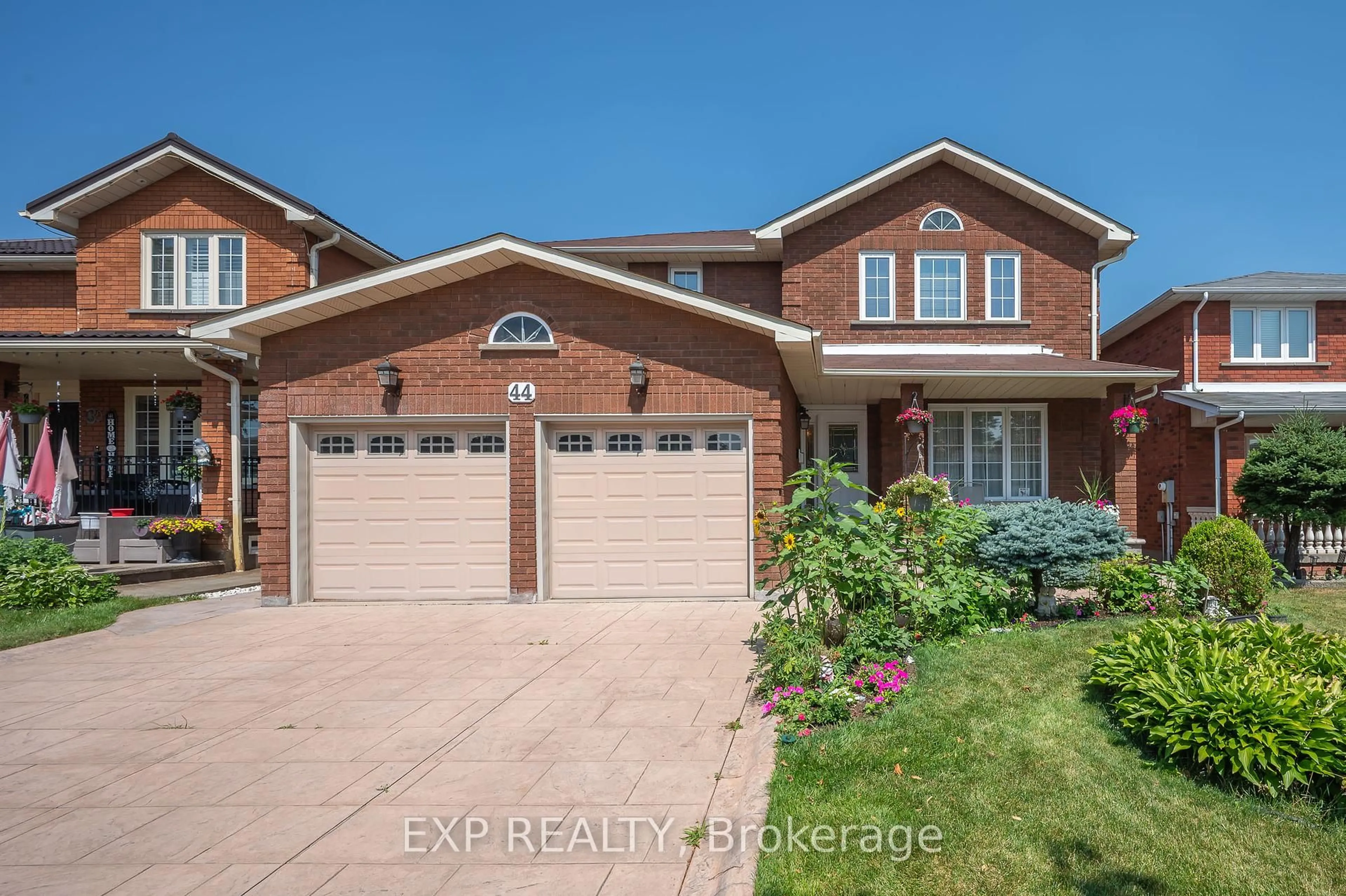 Home with brick exterior material, street for 44 Wexford Rd, Brampton Ontario L6Z 2W3