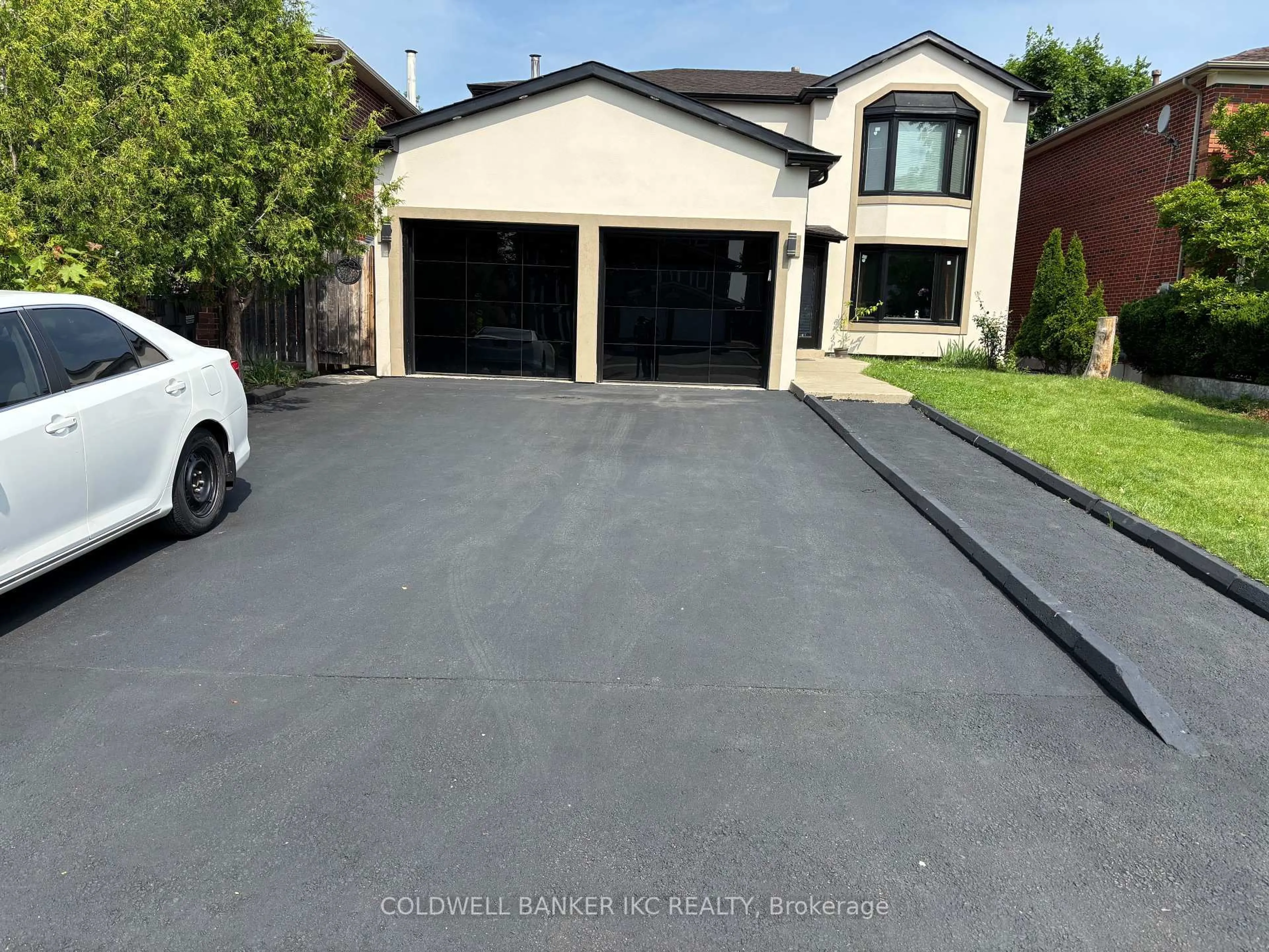 Unknown for 2599 Ambercroft Tr, Mississauga Ontario L5M 4K5
