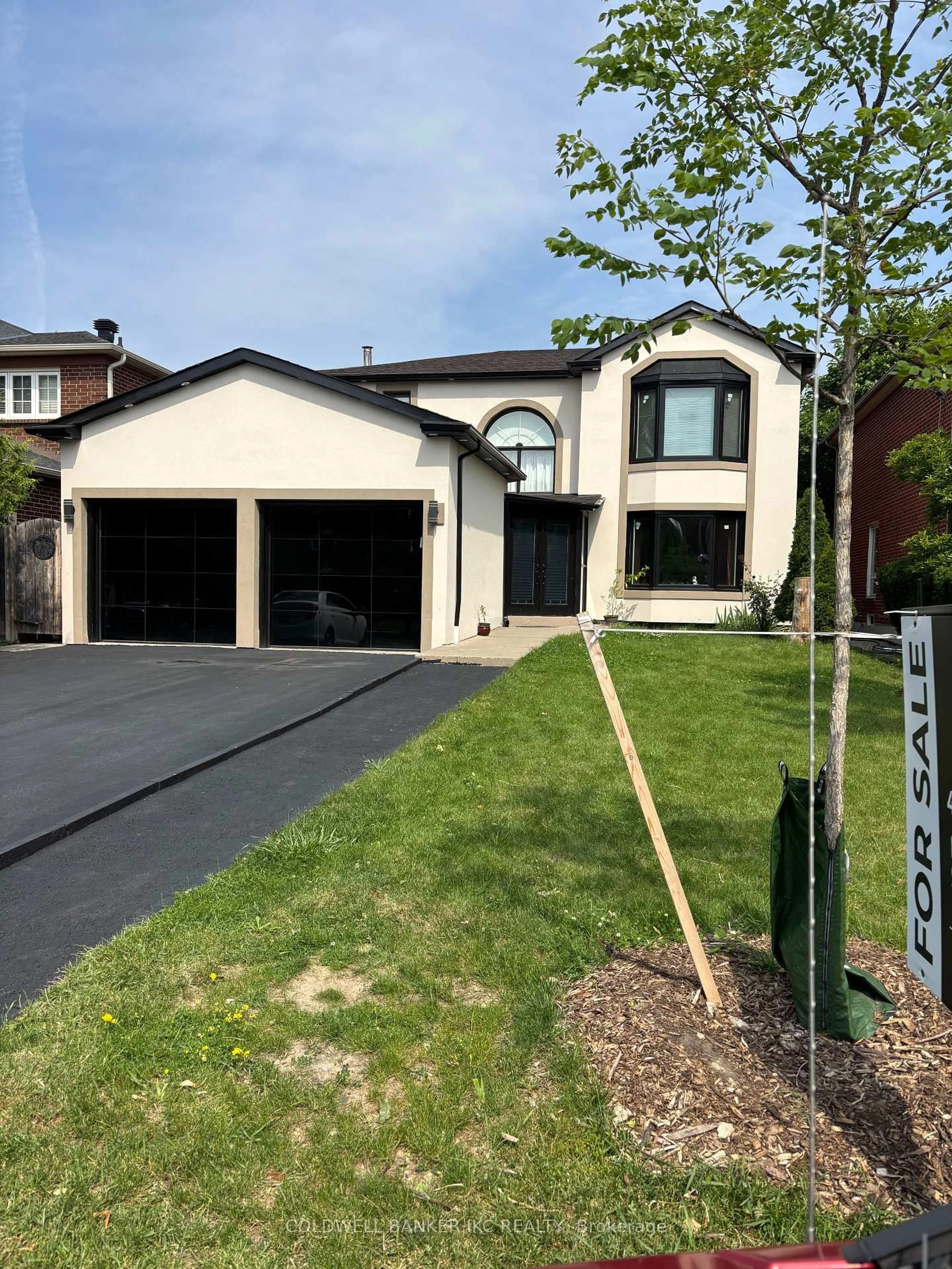 Home with vinyl exterior material, street for 2599 Ambercroft Tr, Mississauga Ontario L5M 4K5
