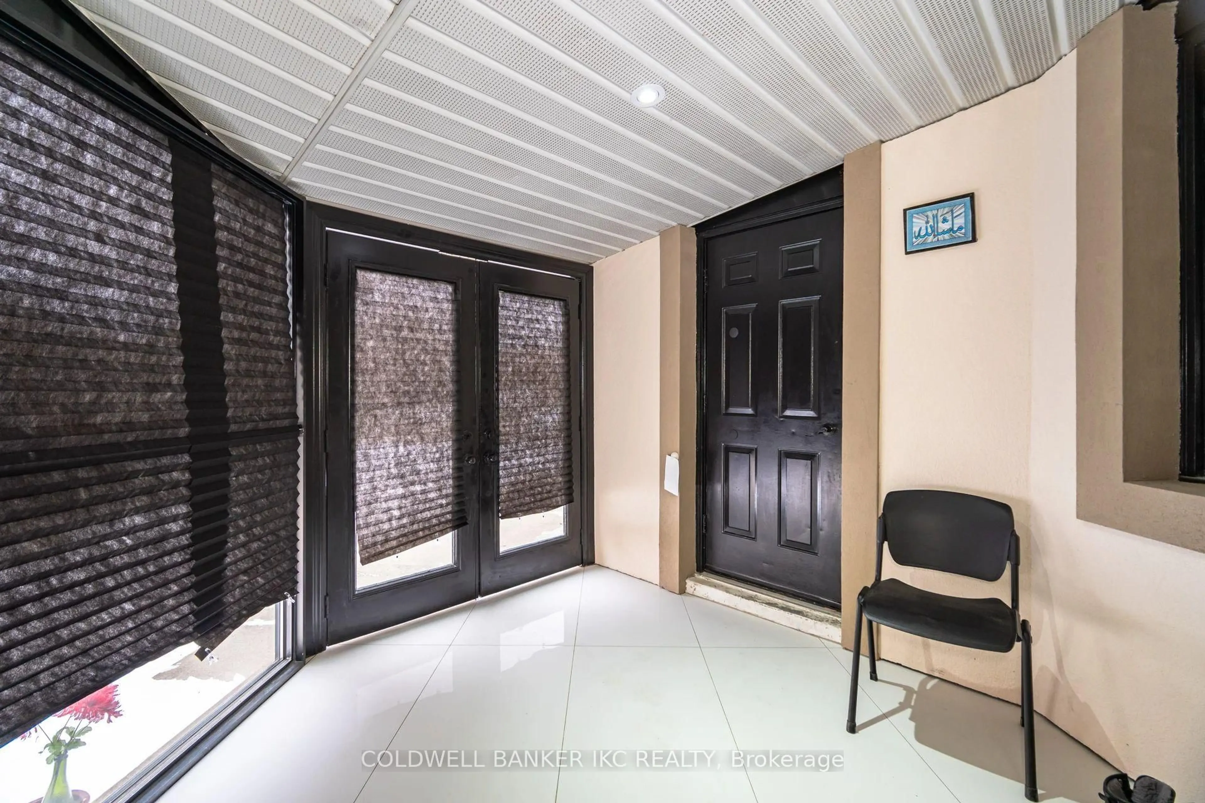 Indoor foyer for 2599 Ambercroft Tr, Mississauga Ontario L5M 4K5