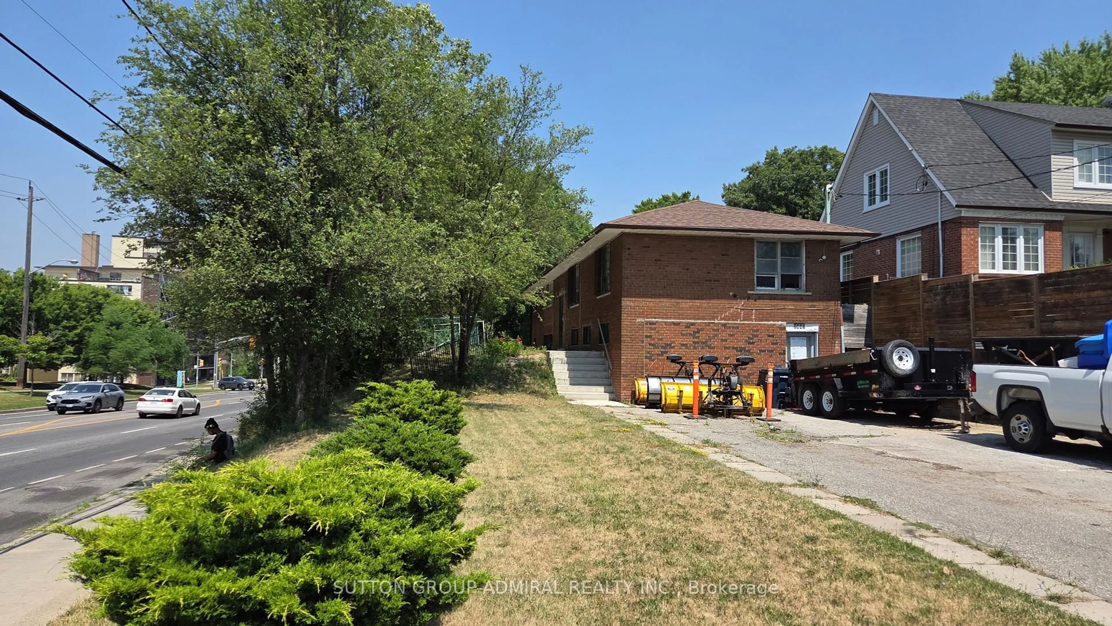 Unknown for 2441 Keele St, Toronto Ontario M6L 2N6
