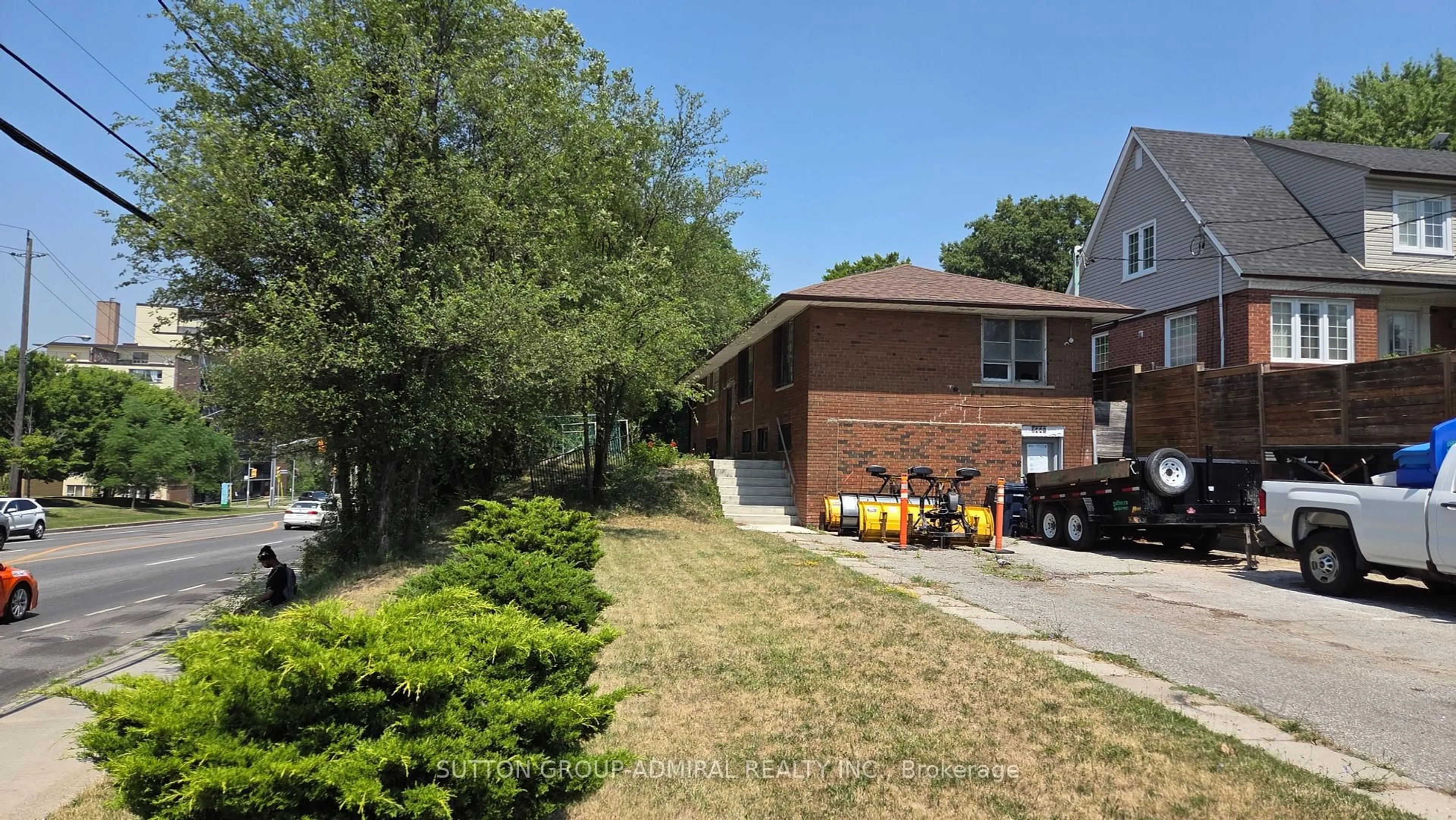 A pic from outside/outdoor area/front of a property/back of a property/a pic from drone, street for 2441 Keele St, Toronto Ontario M6L 2N6